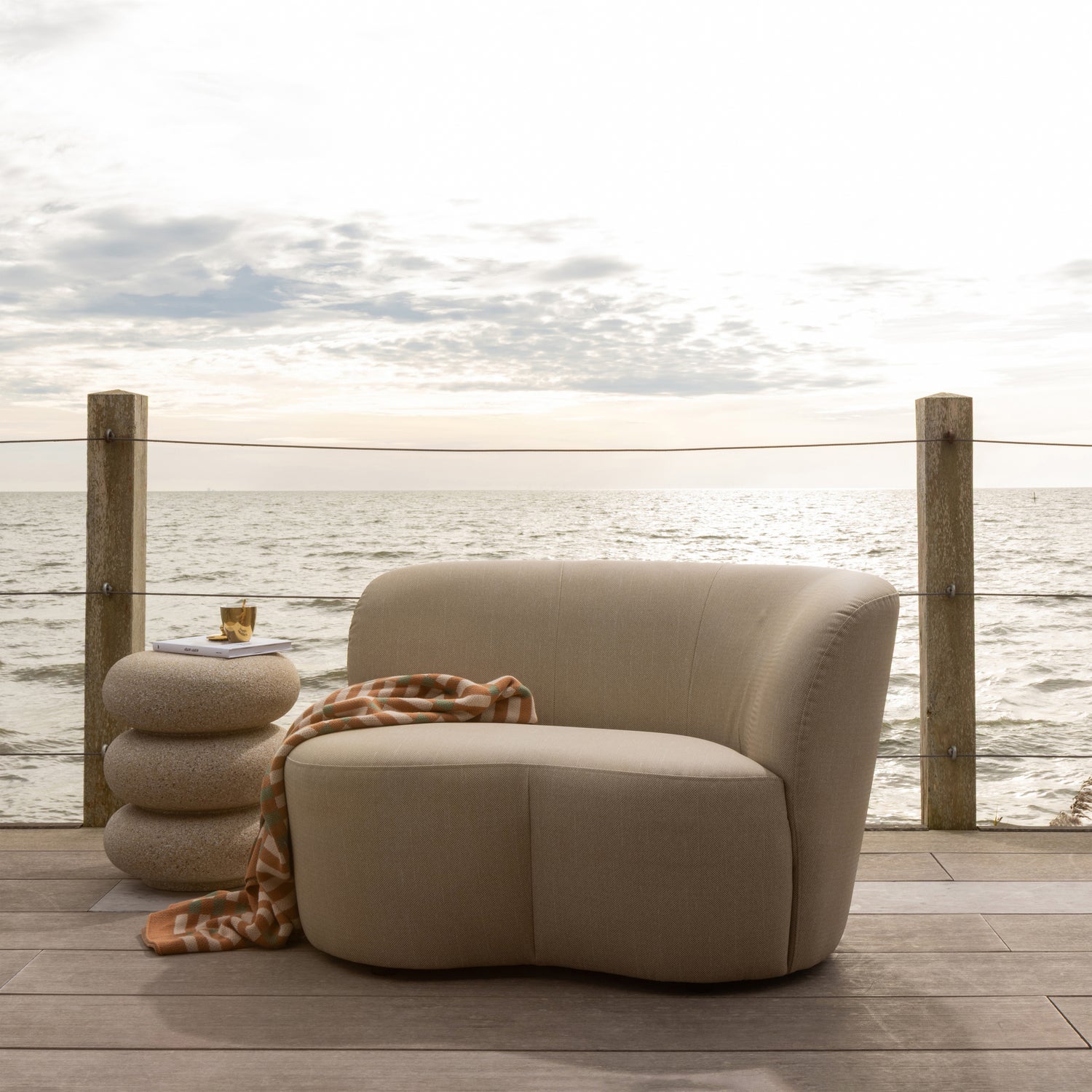 377904-Z_01_SF_KW_Stone_tuin_bankje_rechts_zand_vierkant.jpg?auto=webp&format=png&width=1500&height=1500