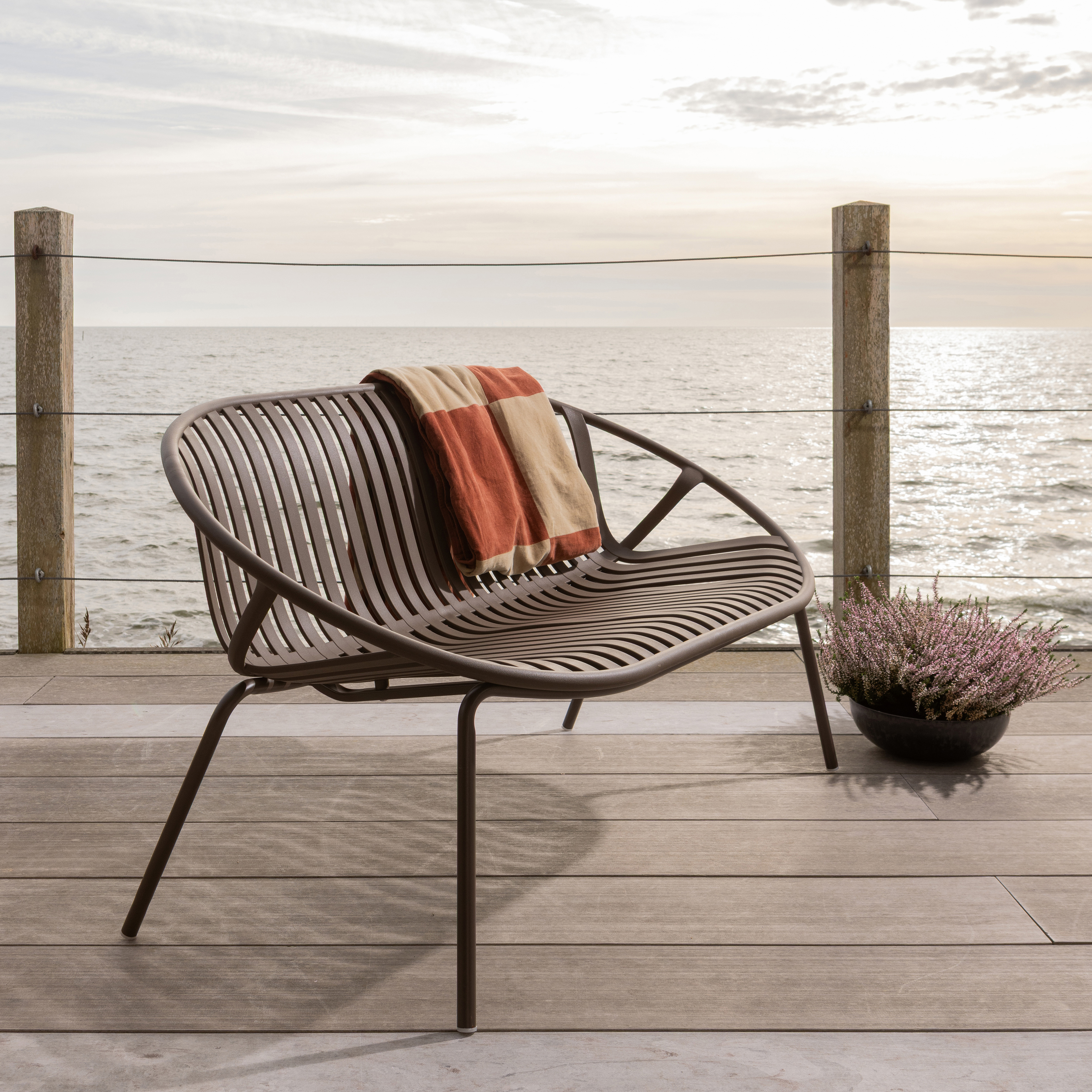 377706-P__377783-R_01_SF_WO_Bruce_tuin_2-zits_bankje_pp_metaal_paars_bruin_Zena_plaid_130x170_cm_velvet_roestbruin_beige.jpg?auto=webp&format=png&width=1500&height=1500