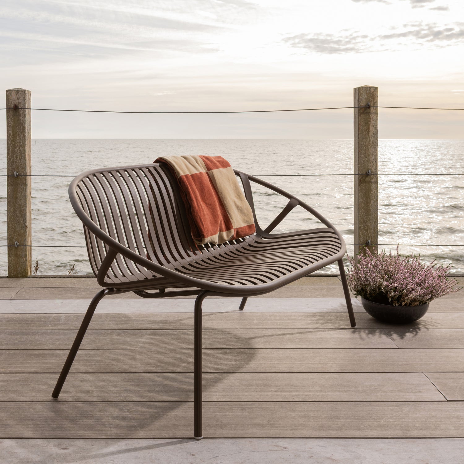 377706-P__377783-R_01_SF_WO_Bruce_tuin_2-zits_bankje_pp_metaal_paars_bruin_Zena_plaid_130x170_cm_velvet_roestbruin_beige.jpg?auto=webp&format=png&width=1500&height=1500