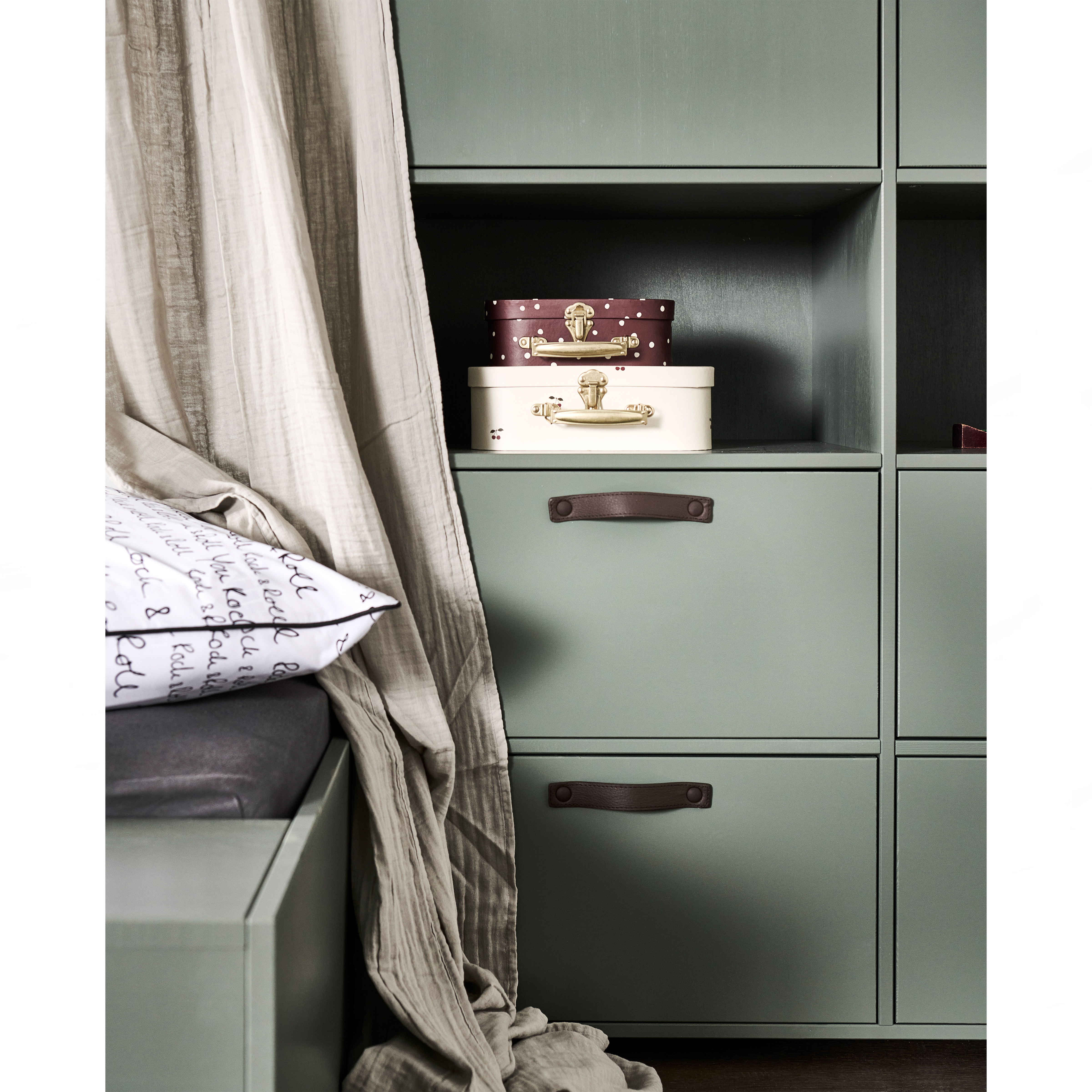 377036-S-01_SF_VT_Stage_gaderobekast_grenen_soap_detail.jpg?auto=webp&format=png&width=1500&height=1500