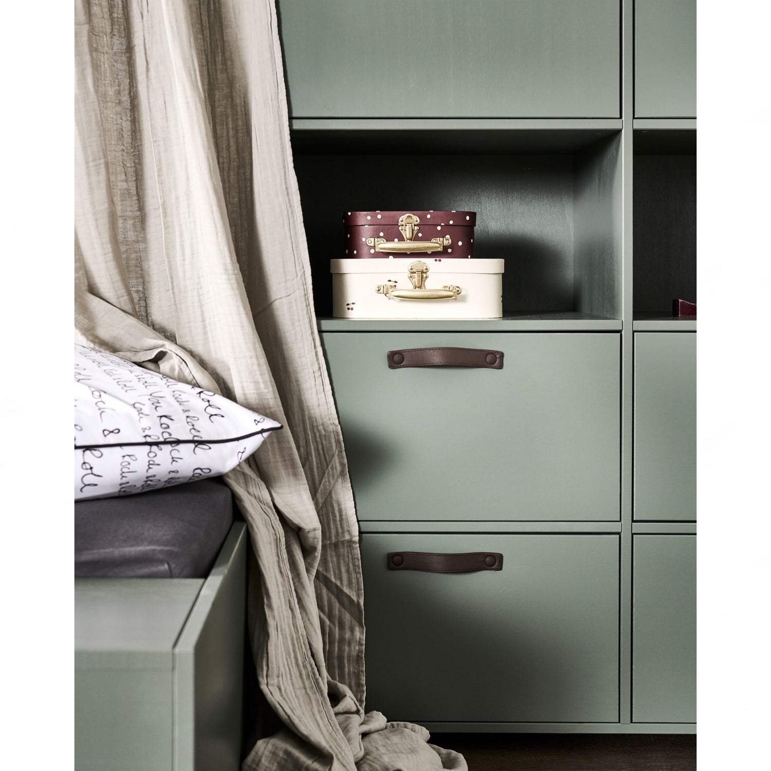 377036-S-01_SF_VT_Stage_gaderobekast_grenen_soap_detail.jpg?auto=webp&format=png&width=1500&height=1500