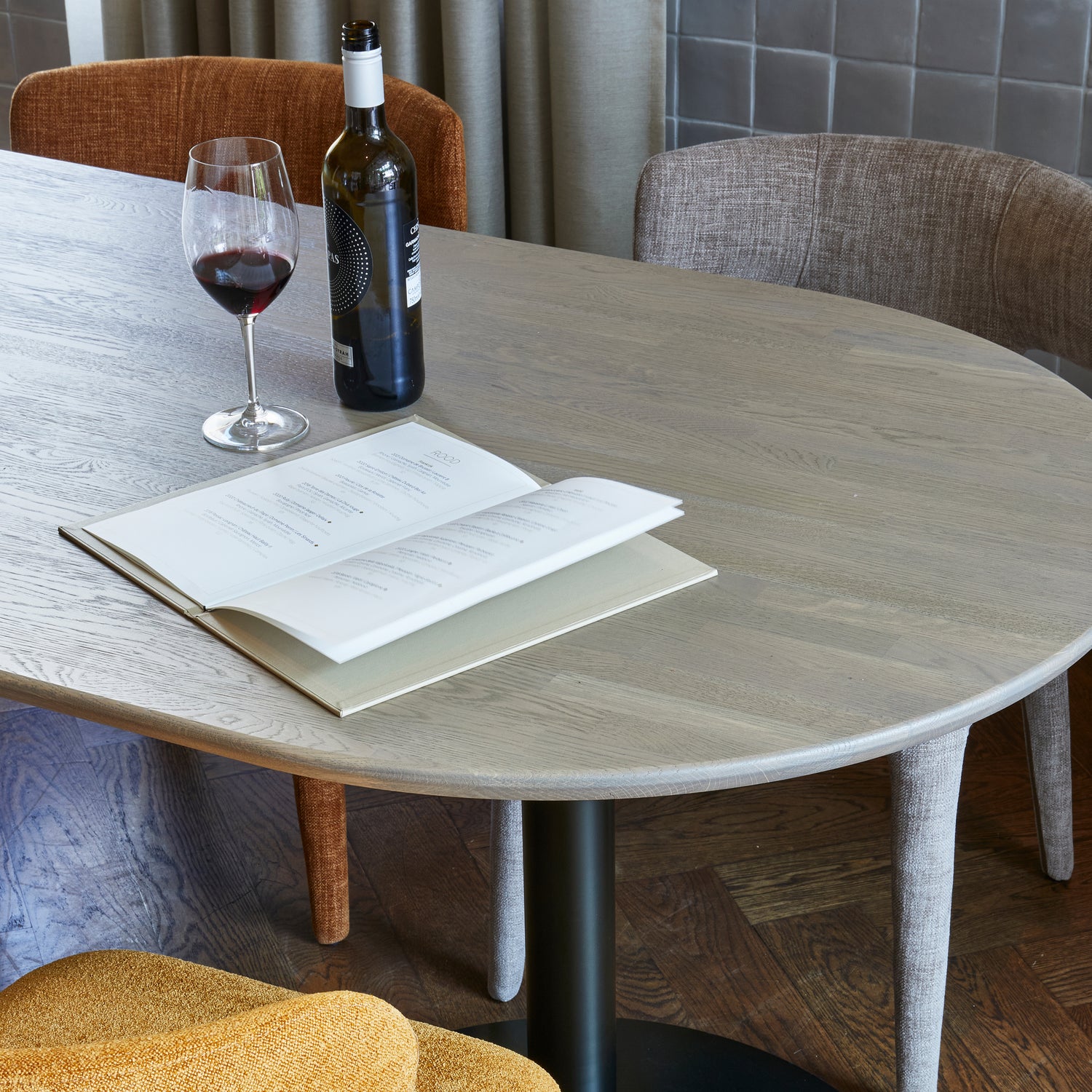 TB-OV-VL24-2190x0890-373260-01_SF_FA_Tafelblad_ovaal_vingerlas_220x90cm_pebble_grey_Tablo_ronde_poot_VIERKANT.jpg?auto=webp&format=png&width=1500&height=1500