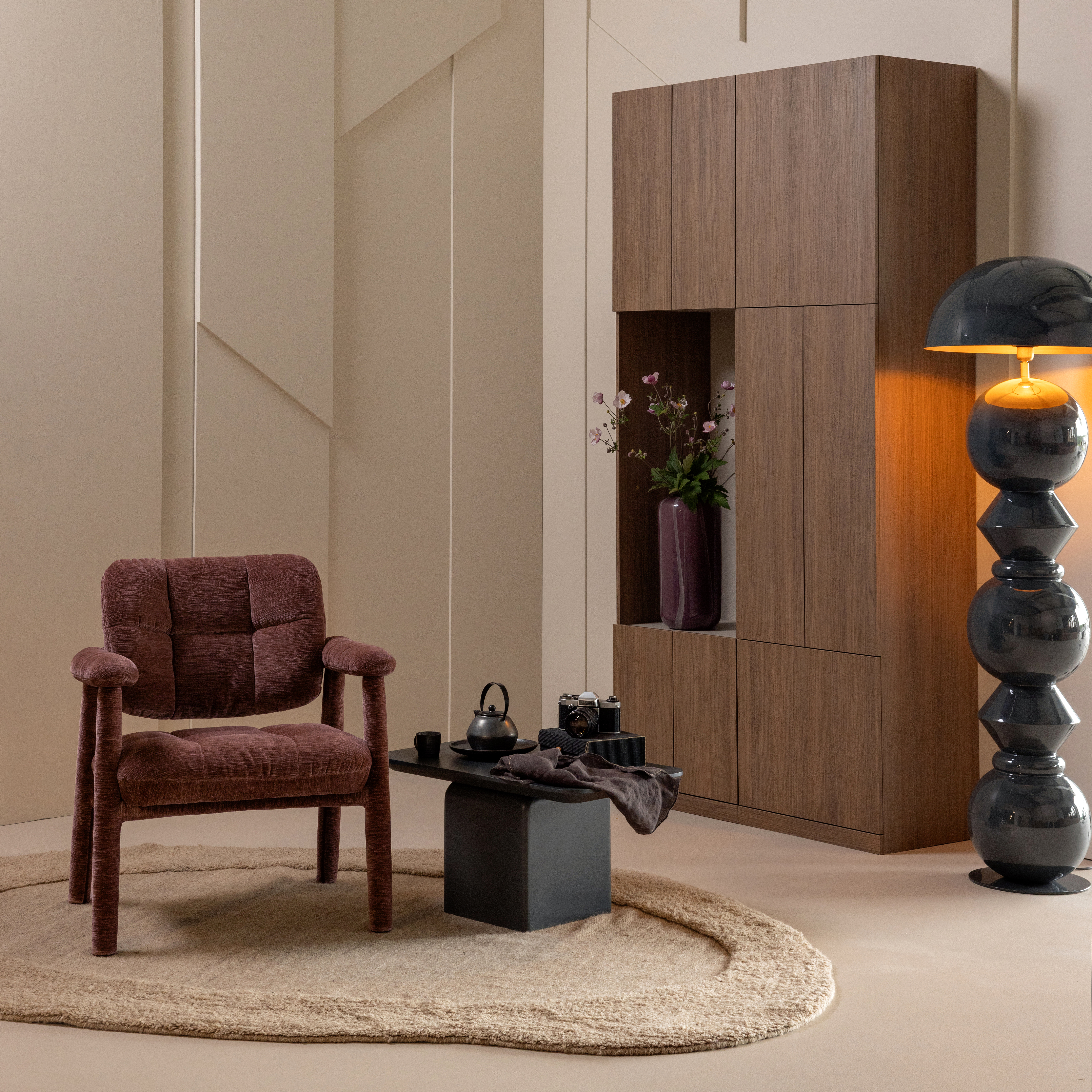 378192-W__378145-W__378144-W__378090-R__378096-G_02_SF_WP_Build_wandkast_combinatie_108_cm_eiken_decor_bruin_Loom_fauteuil_Tov_bijzettafel_Dot_vloerlamp_Arles_vaas_Milio_vierkant.jpg?auto=webp&format=png&width=1500&height=1500