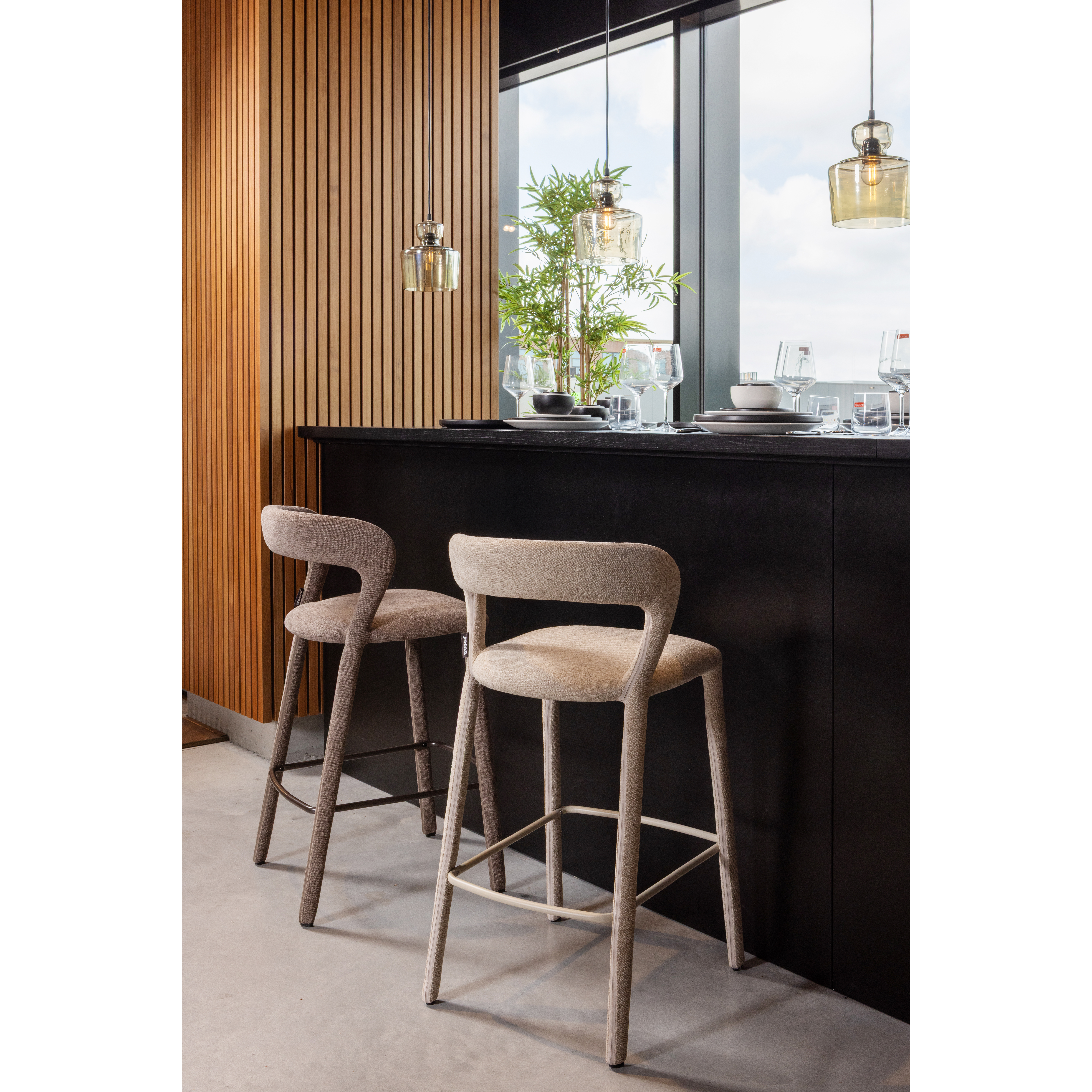 377535-T-377535-Z-01_SF_WP_Noble_barstoel_taupe-zand.png?auto=webp&format=png&width=1500&height=1500