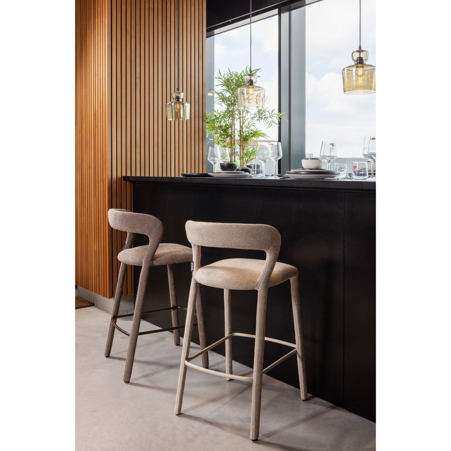 377535-T-377535-Z-01_SF_WP_Noble_barstoel_taupe-zand.png?auto=webp&format=png&width=1500&height=1500