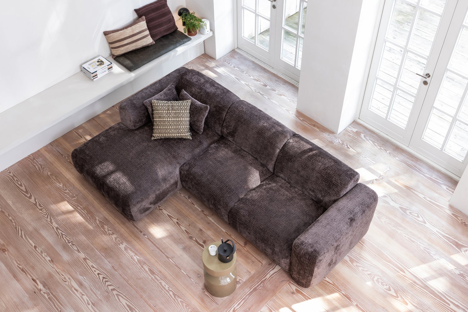 378138-W__374051-S__374019-Z_02_SF_Cloud_chaise_longue_bank_links_chenille_warmbruin_Ferry_bijzettafel_Alvar_kussen.jpg?auto=webp&format=png&width=1500
