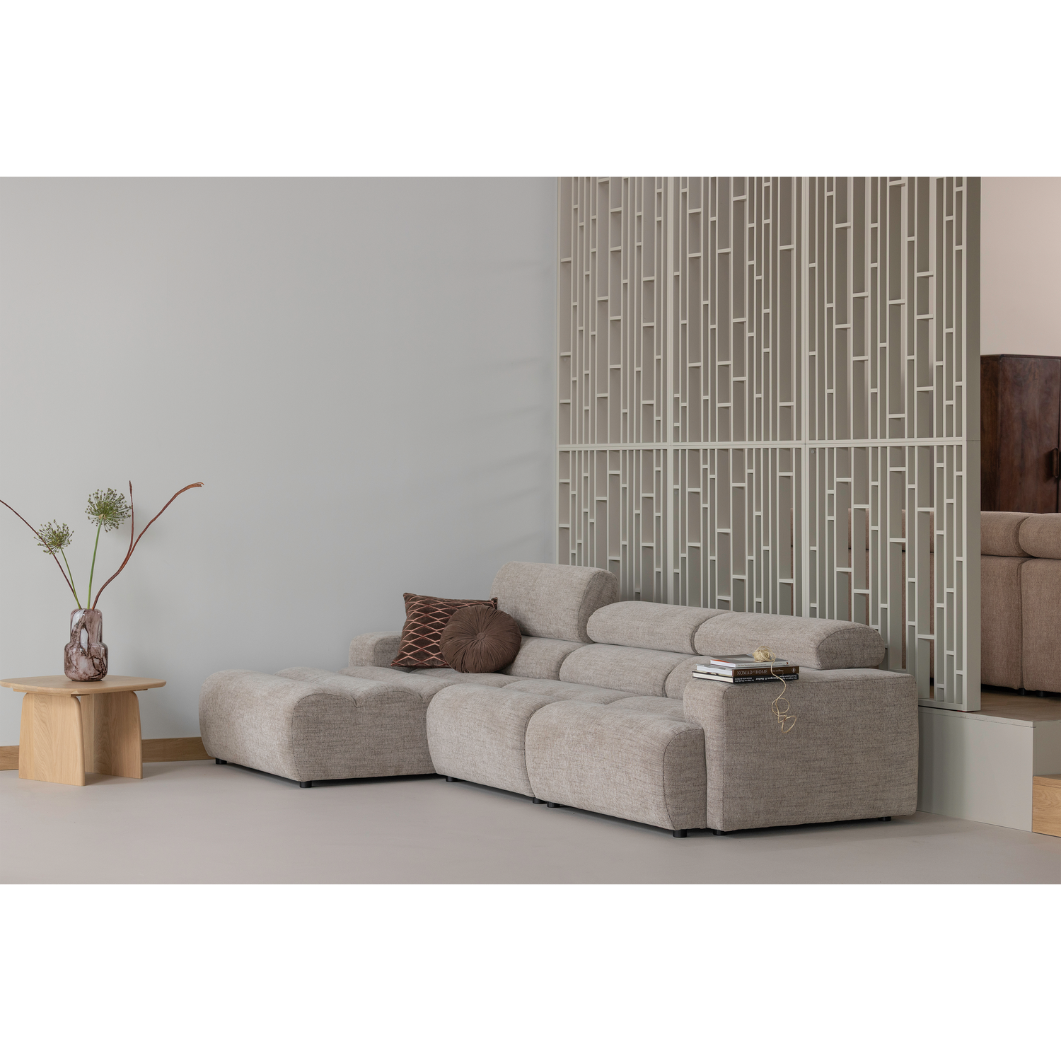 377574-B-377563-BN-377666-TP-377665-TP-377667-N-377661-N-377662-N-377663-N-04_SF_WP_Novi_bank_Tablo_salontafel_60-110cm_Aziz_kussen_Monika_vaas.png?auto=webp&format=png&width=1500&height=1500