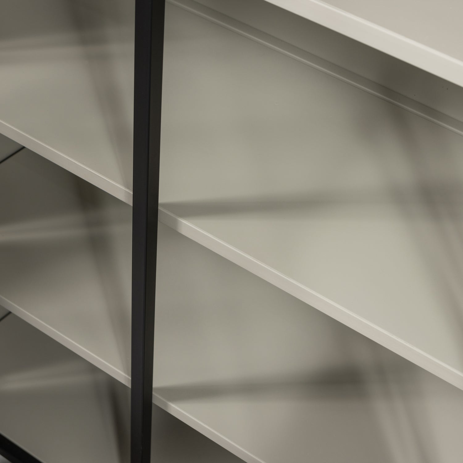 375042-Z-01_VS_WE_Exhibit_XL_3-deurs_vitrinekast_metaal_zwart_detail.png?auto=webp&format=png&width=1500&height=1500