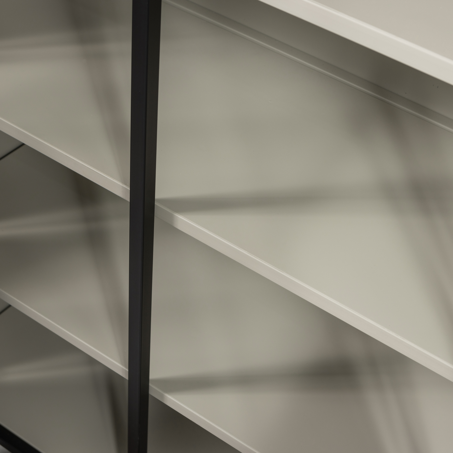 375042-Z-01_VS_WE_Exhibit_XL_3-deurs_vitrinekast_metaal_zwart_detail.png?auto=webp&format=png&width=1500&height=1500