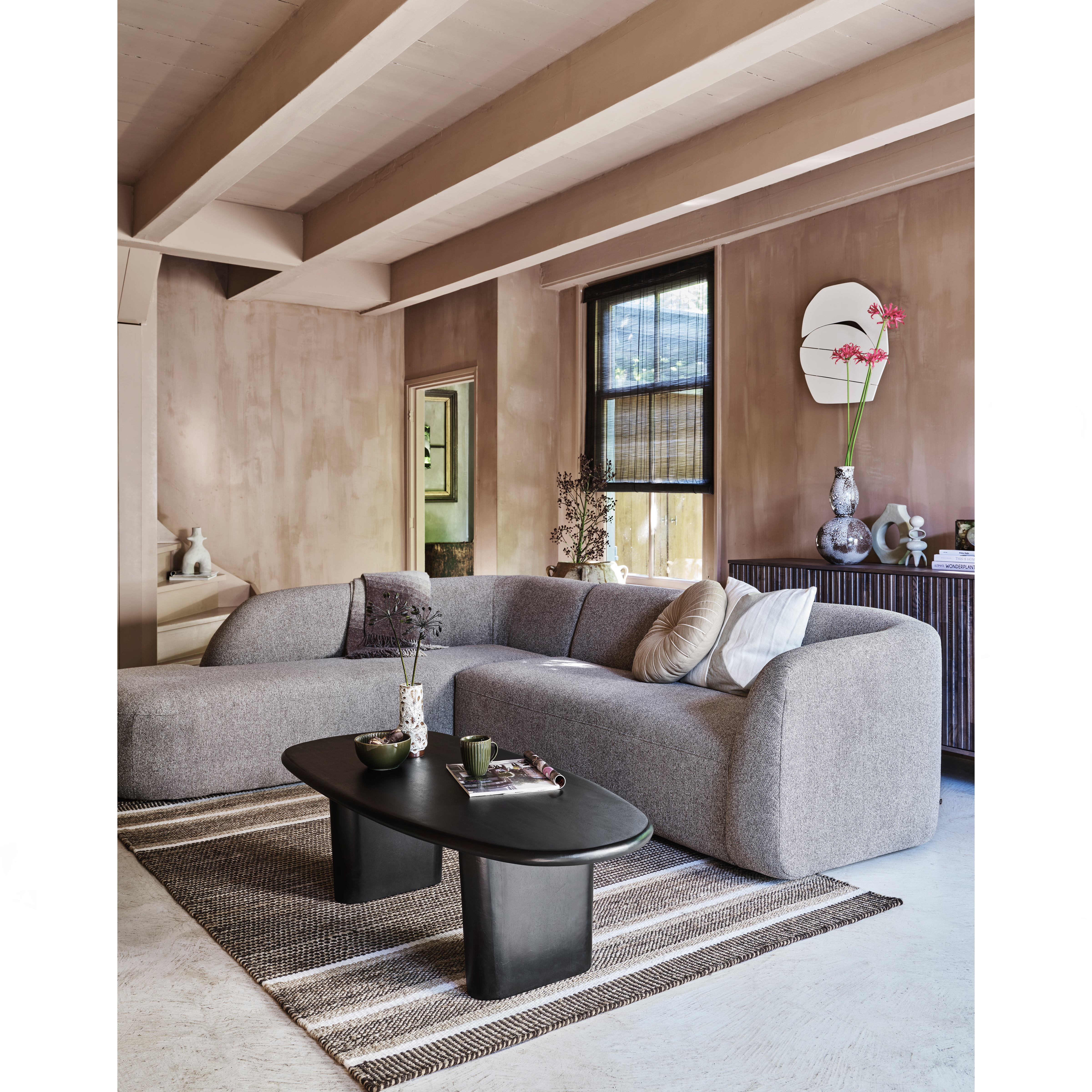 801250-B-373471-E-200348-Z-02_SF_BL_Sloping_hoekbank_links_lichtbruin_Gravure_new_dressoir_Dirck.jpg?auto=webp&format=png&width=1500&height=1500