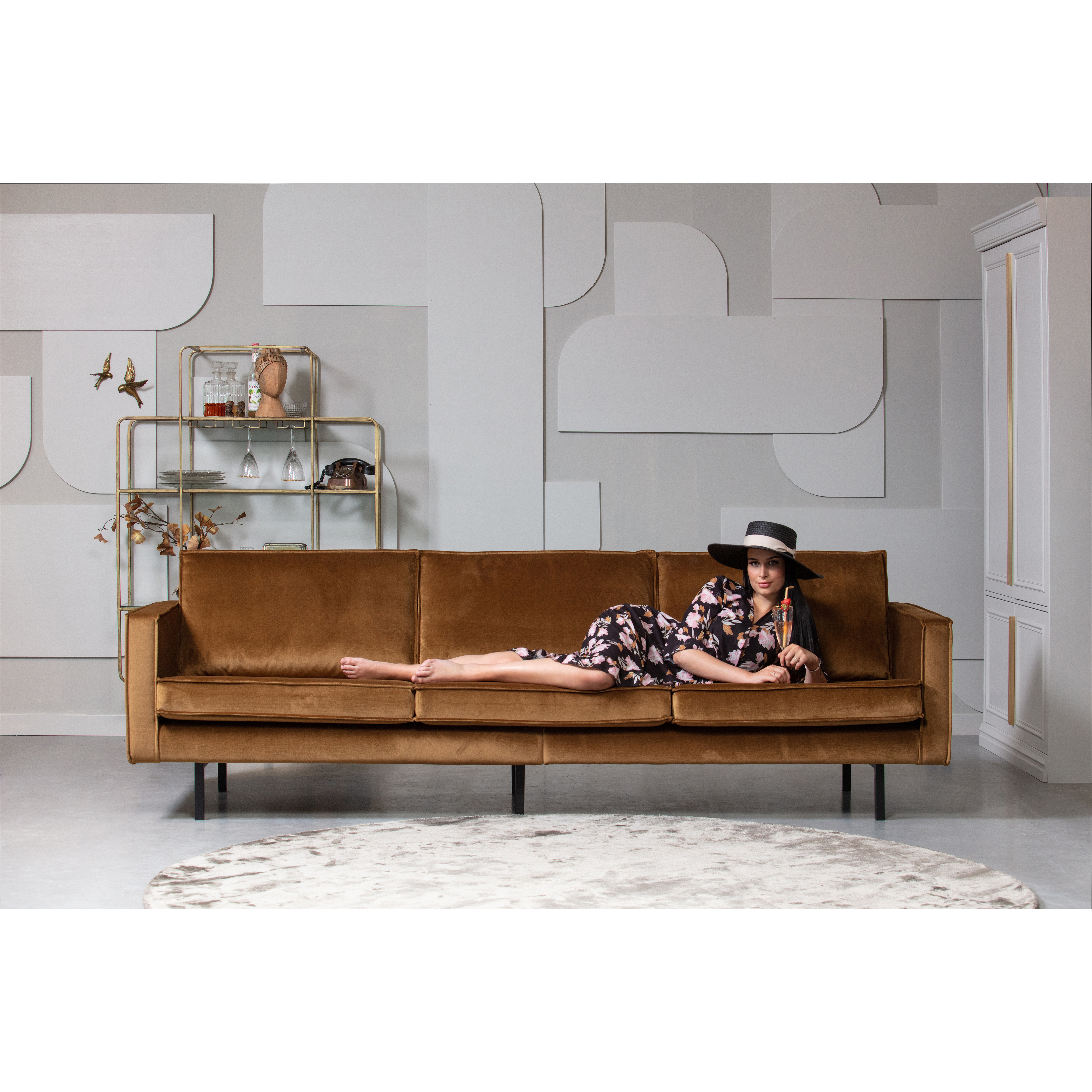 800543-14-800890-M-800029-B-800009-A-800999-N-02_SF_BP_Rodeo_bank_3_zits_Organize_kast_Cheers_wijnkast_Ravel_vloerkleed_rond_Whitness_houten_hoofd_imago.jpg?auto=webp&format=png&width=1500&height=1500