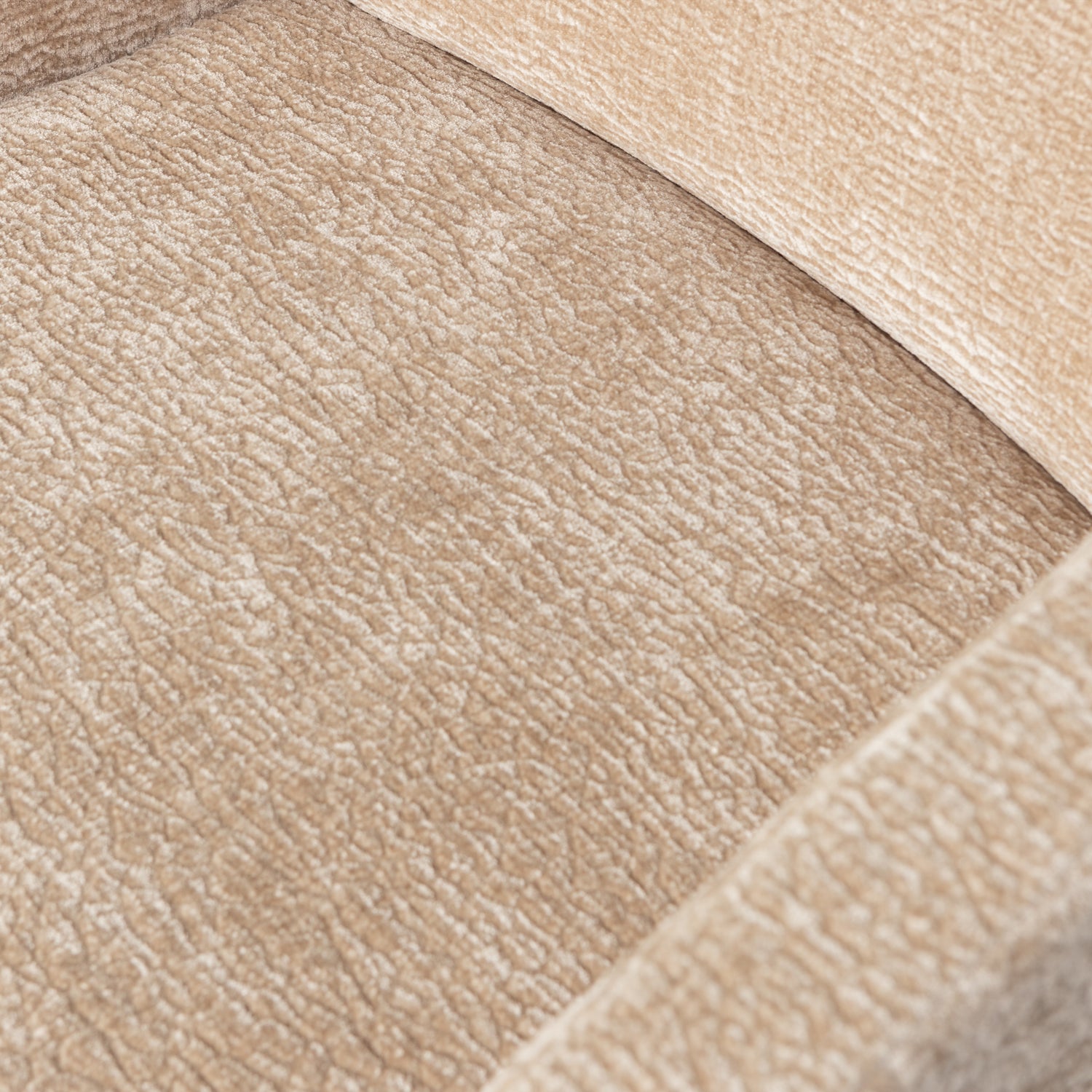 801139-S-01_VS_WE_Mount_eetkamerstoel_met_armleuning_3D_chenille_zand_detail.png?auto=webp&format=png&width=1500&height=1500