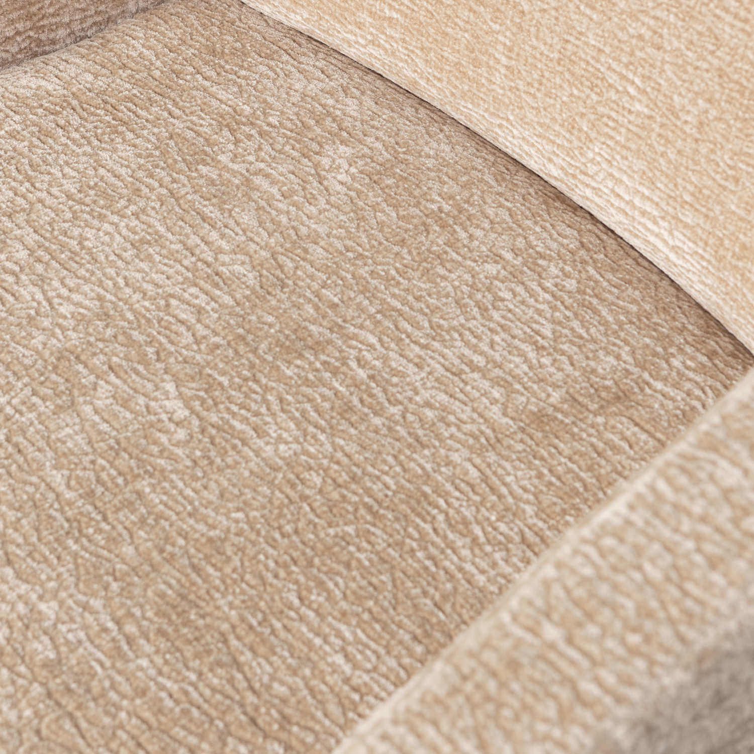 801139-S-01_VS_WE_Mount_eetkamerstoel_met_armleuning_3D_chenille_zand_detail.png?auto=webp&format=png&width=1500&height=1500