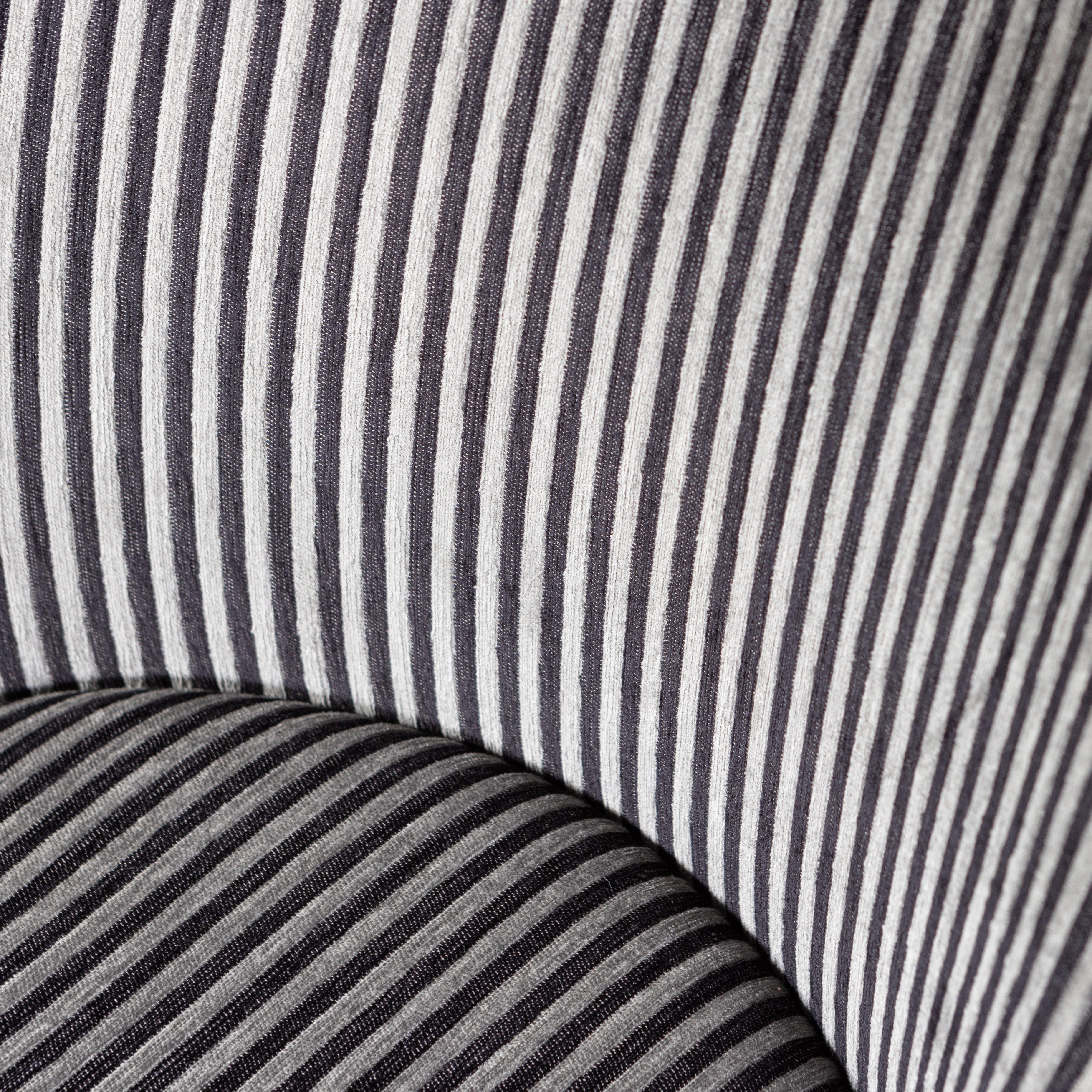 800816-ZG-02_VS_BP_Vogue_eetkamerstoel_streep_zwart_grijs_detail.png?auto=webp&format=png&width=1500&height=1500