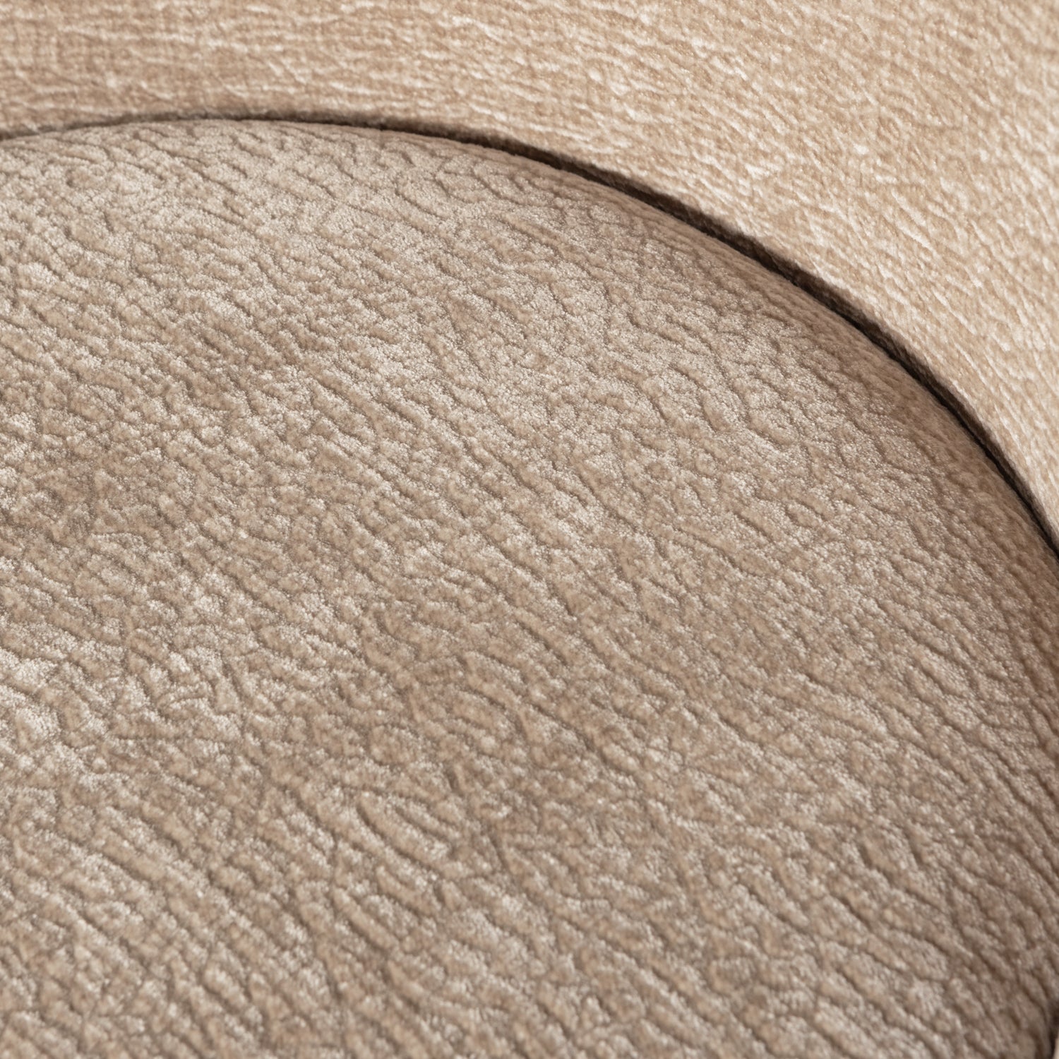 800816-SA-01_VS_BP_Vogue_eetkamerstoel_3D_chenille_zand_detail.png?auto=webp&format=png&width=1500&height=1500