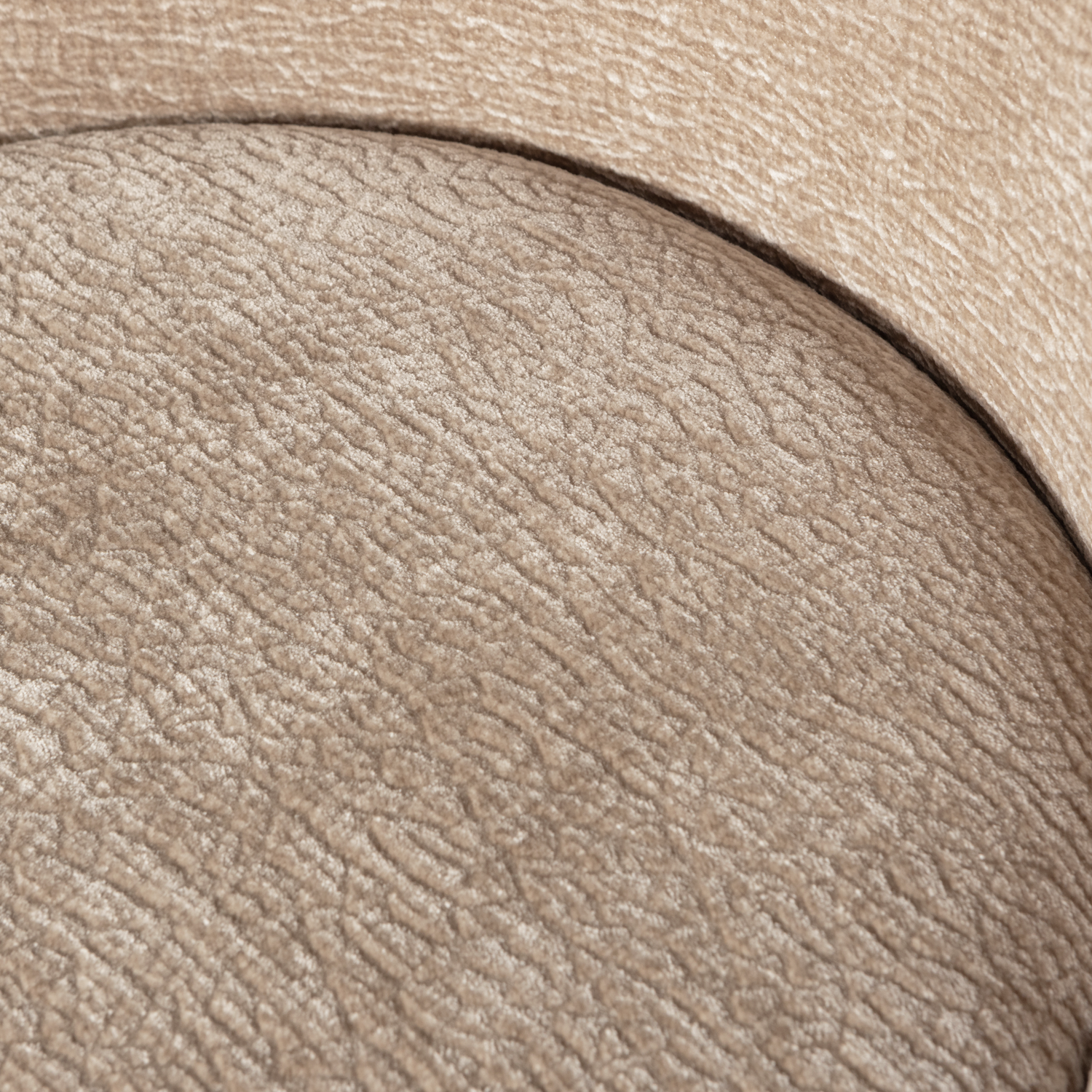 800816-SA-01_VS_BP_Vogue_eetkamerstoel_3D_chenille_zand_detail.png?auto=webp&format=png&width=1500&height=1500