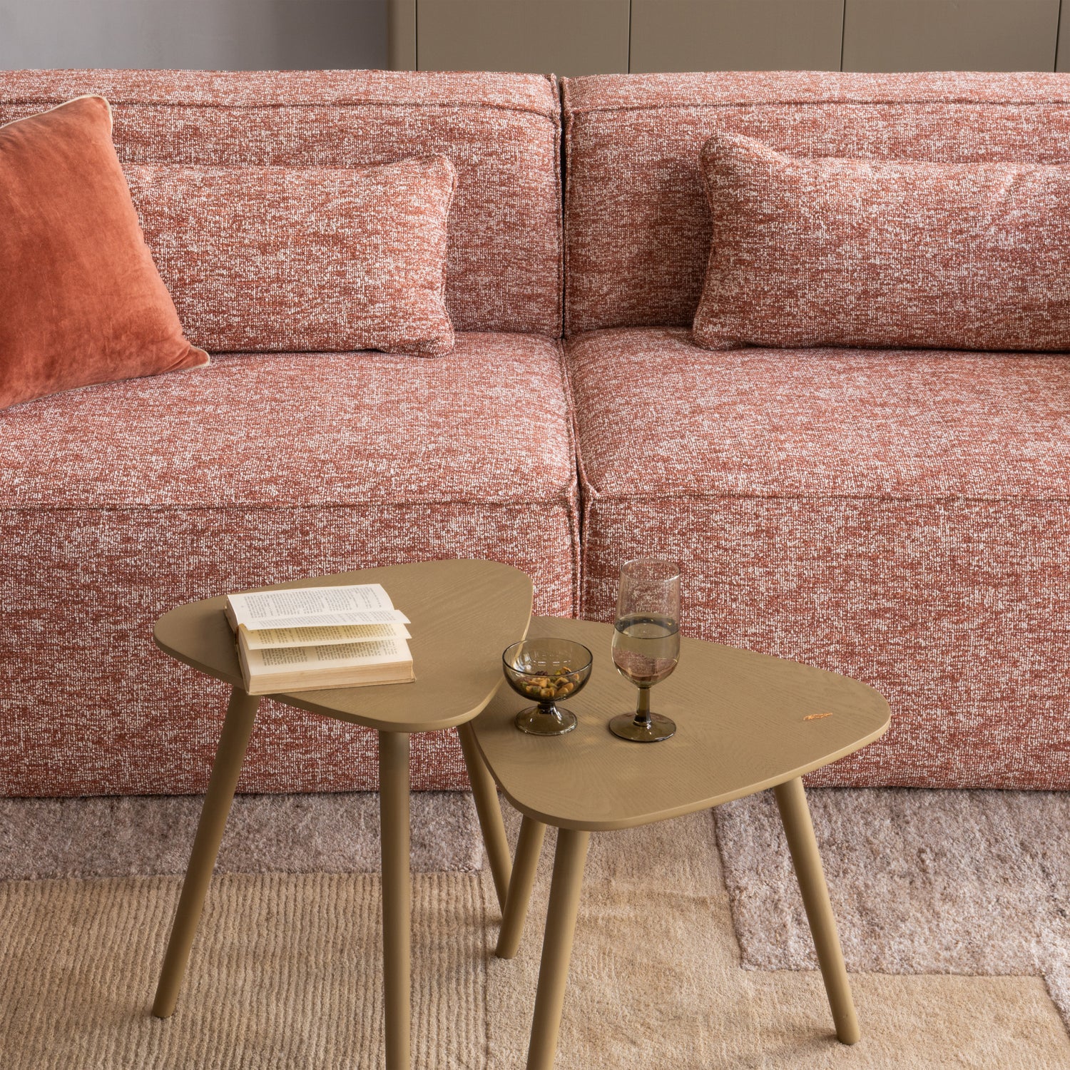 373721-TM-373760-M-375035-N_02_SF_ES_Gigi_tafellamp_Nila_bijzettafles_Bean_3_5_zits_bank_vierkant.png?auto=webp&format=png&width=1500&height=1500