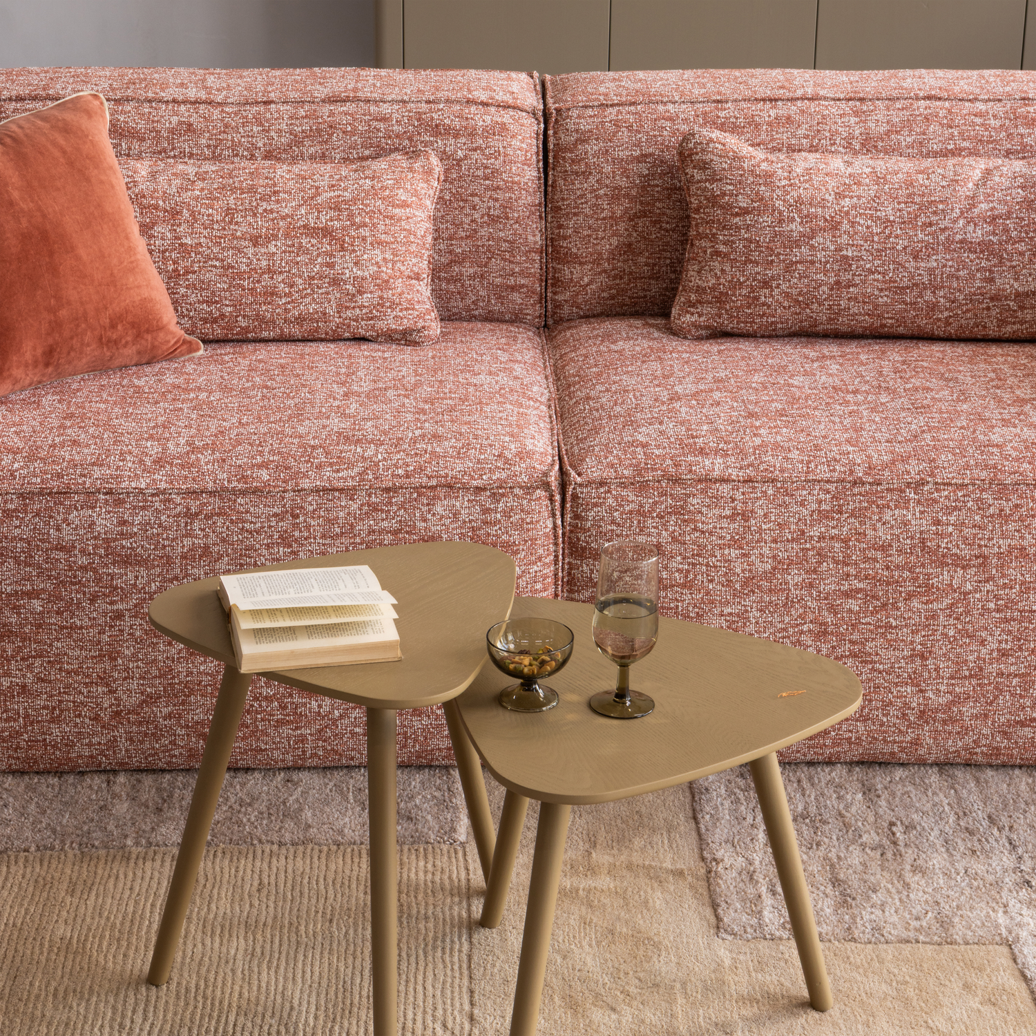 373721-TM-373760-M-375035-N_02_SF_ES_Gigi_tafellamp_Nila_bijzettafles_Bean_3_5_zits_bank_vierkant.png?auto=webp&format=png&width=1500&height=1500