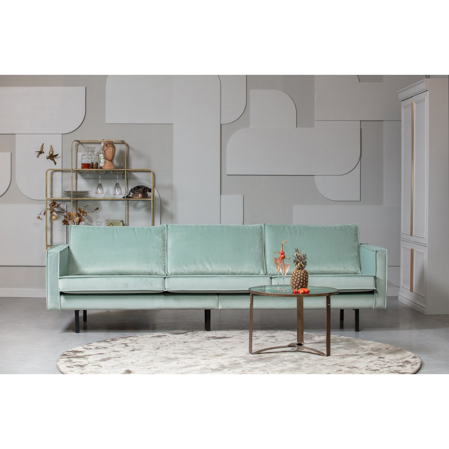 800543-144-800890-M-800029-B-800009-A-800999-N-800063-B-01_SF_BP_Rodeo_bank_3_zits_Organize_kast_Cheers_wijnkast_Ravel_vloerkleed_rond_Whitness_Occasional_bijzettafel.jpg?auto=webp&format=png&width=1500&height=1500