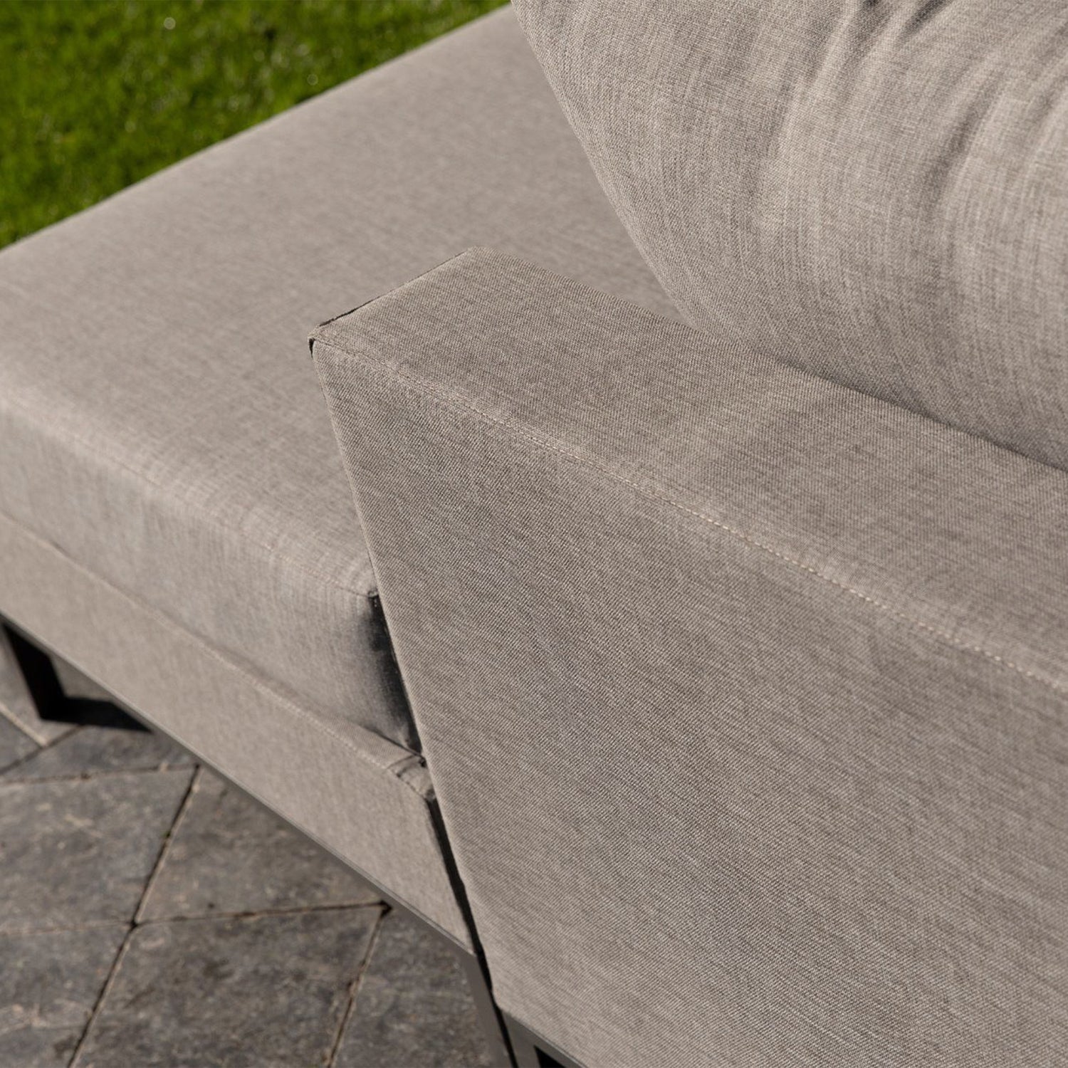 CH5800RTA-01_SF_EXT_Sicilie_loungeset_rechts_taupe_detail.jpg?auto=webp&format=png&width=1500&height=1500
