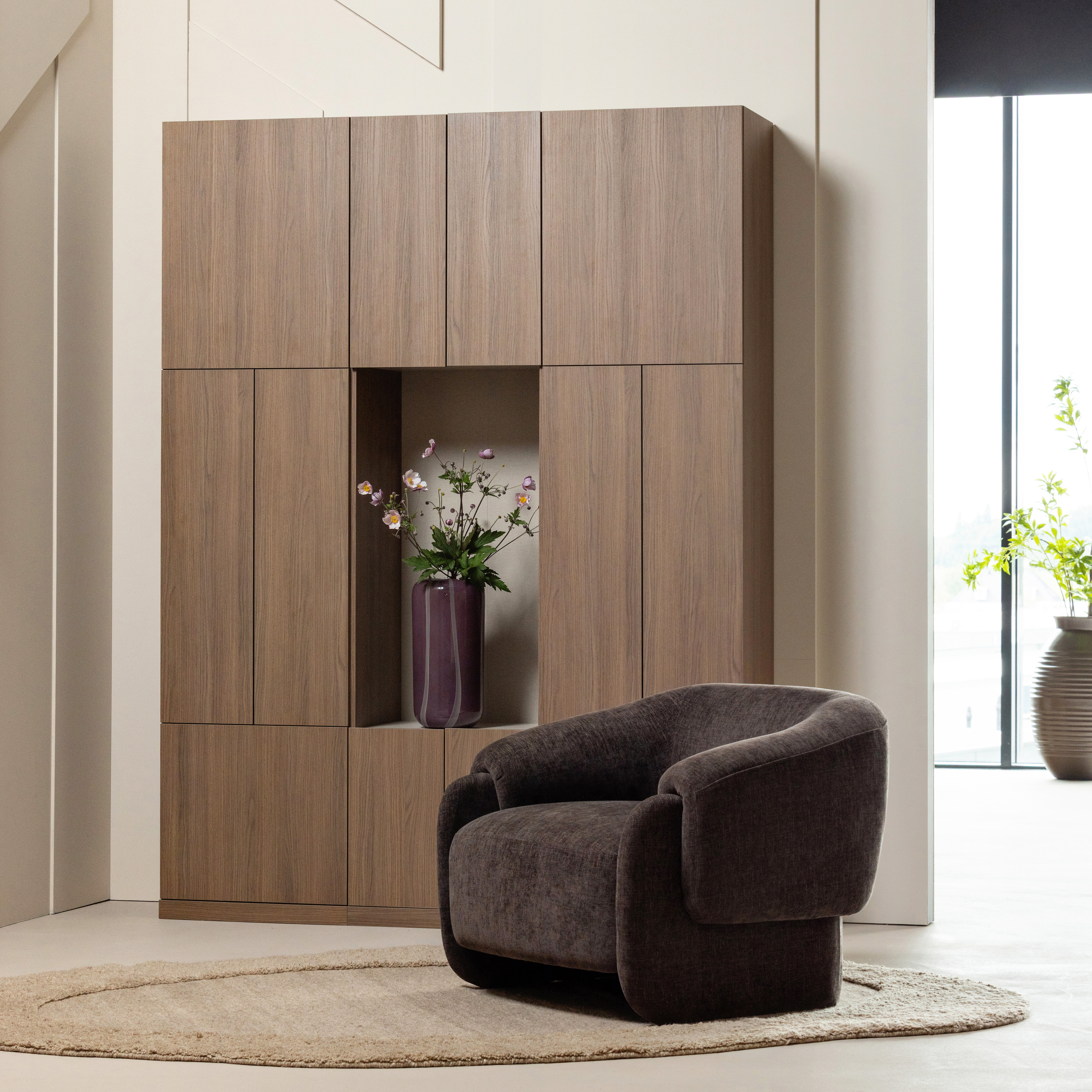 378191-W__378144-W__378145-W__378076-DB__377477-P_01_SF_WP_Build_wandkast_combinatie_162_cm_eiken_decor_bruin_Moru_fauteuil_chenille_donkerbruin_Arles_vaas_Milio_vierkant.jpg?auto=webp&format=png&width=1500&height=1500