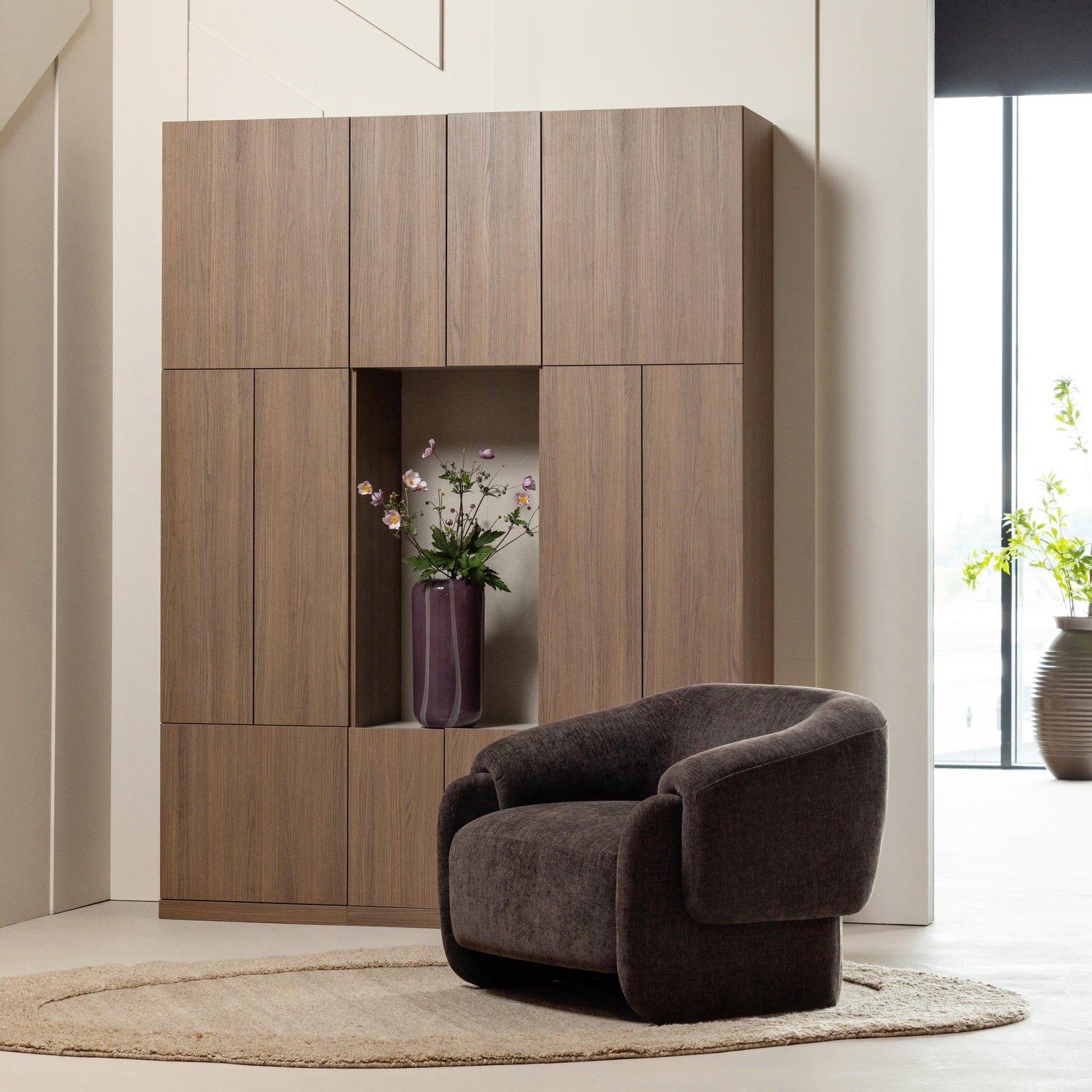 378191-W__378144-W__378145-W__378076-DB__377477-P_01_SF_WP_Build_wandkast_combinatie_162_cm_eiken_decor_bruin_Moru_fauteuil_chenille_donkerbruin_Arles_vaas_Milio_vierkant.jpg?auto=webp&format=png&width=1500&height=1500