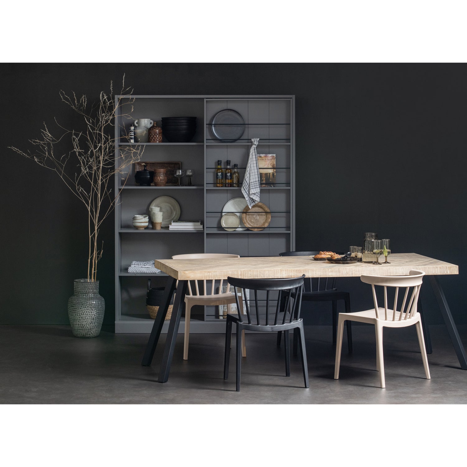 376010-375909-378634-N-378634-Z-373650-L-01_SF_FA_Tablo_Blis_zwart_nude_stoel_Swing_kast_leem.jpg?auto=webp&format=png&width=1500&height=1500