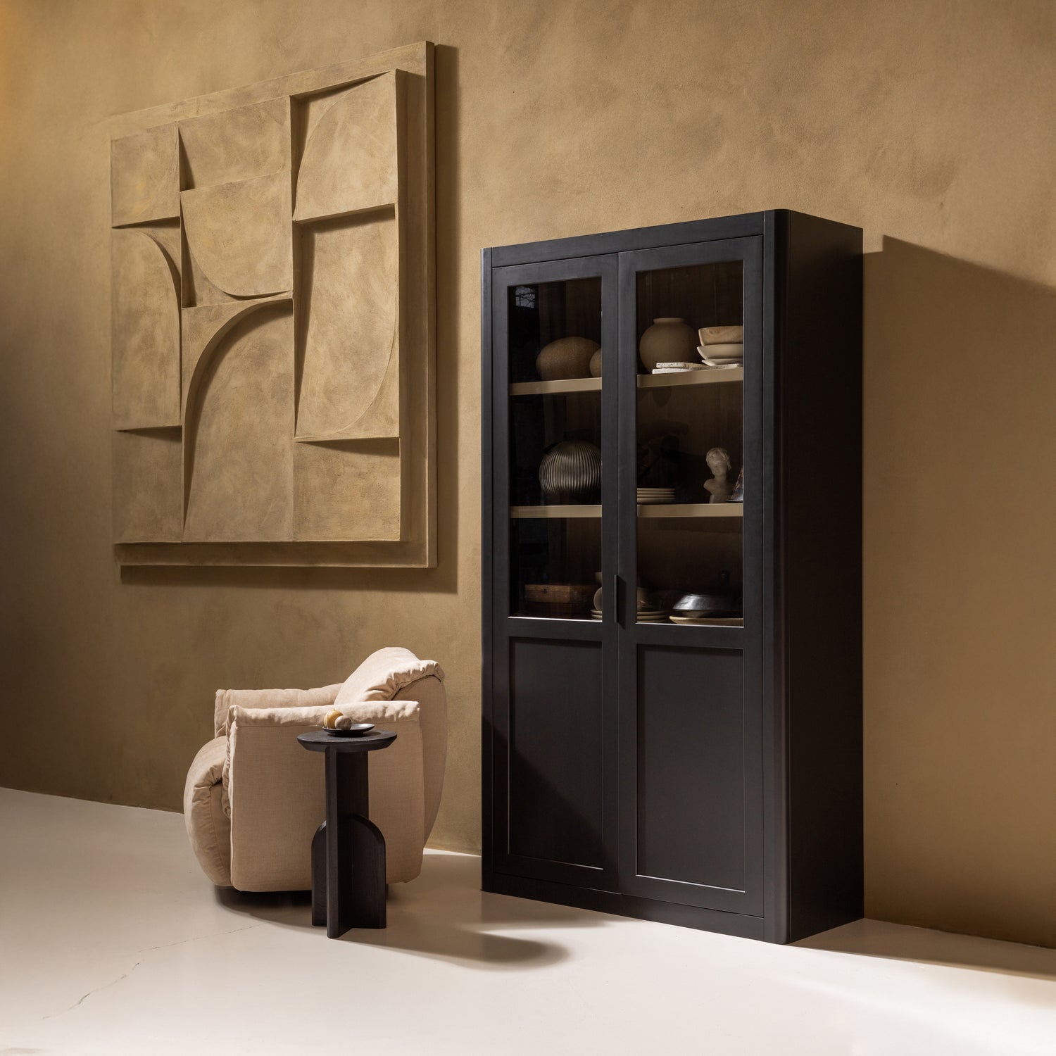 377516-MZ-377526-SN-375031-Z-02_SF_WE_Gunnar_buffetkast_grenen_matzwart_Kioni_bijzettafel_Baggy_draaifauteuil_vierkant.jpg?auto=webp&format=png&width=1500&height=1500