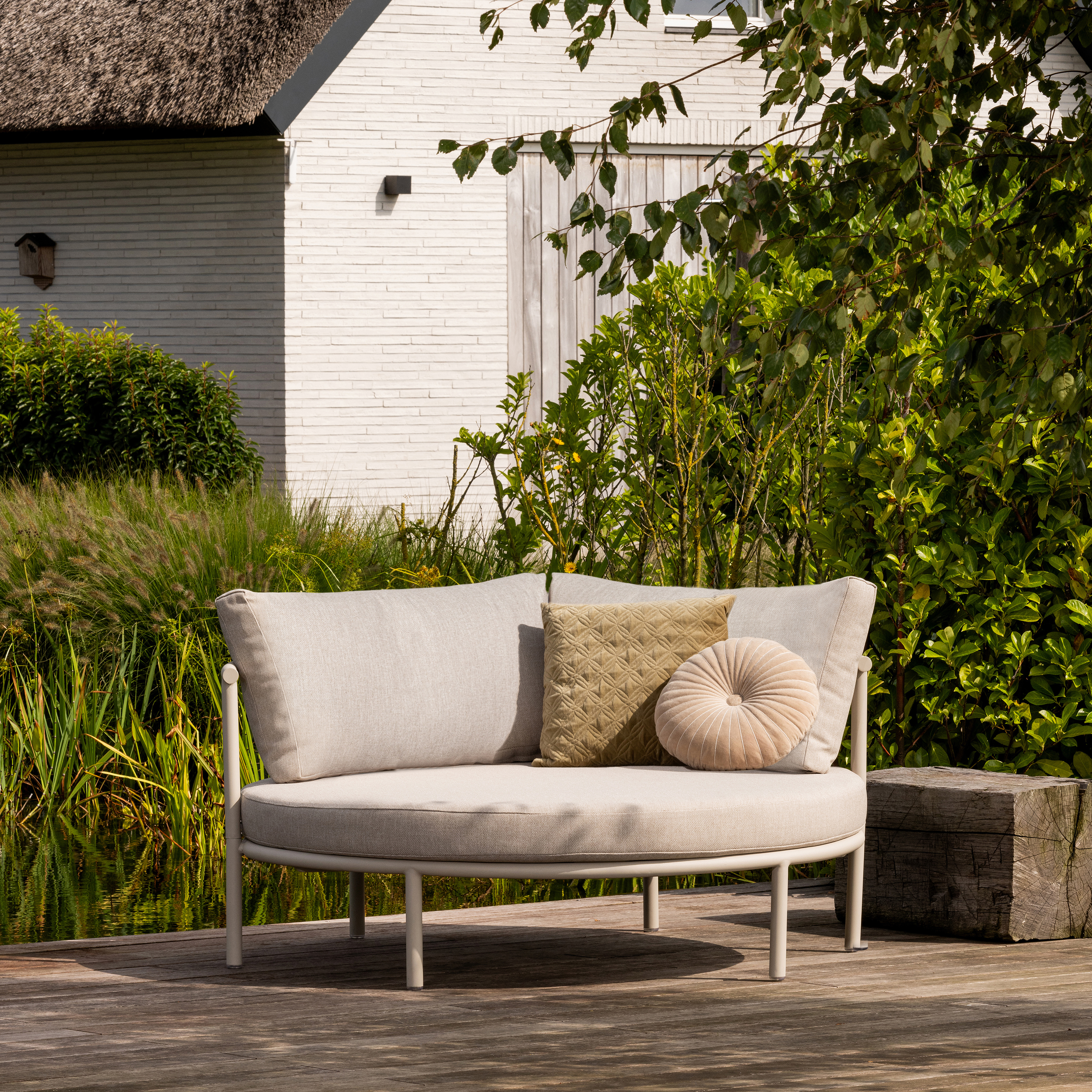 De Eekhoorn | MULBERRY ROUND LOUNGE BED GARDEN ALUMINIUM SAND