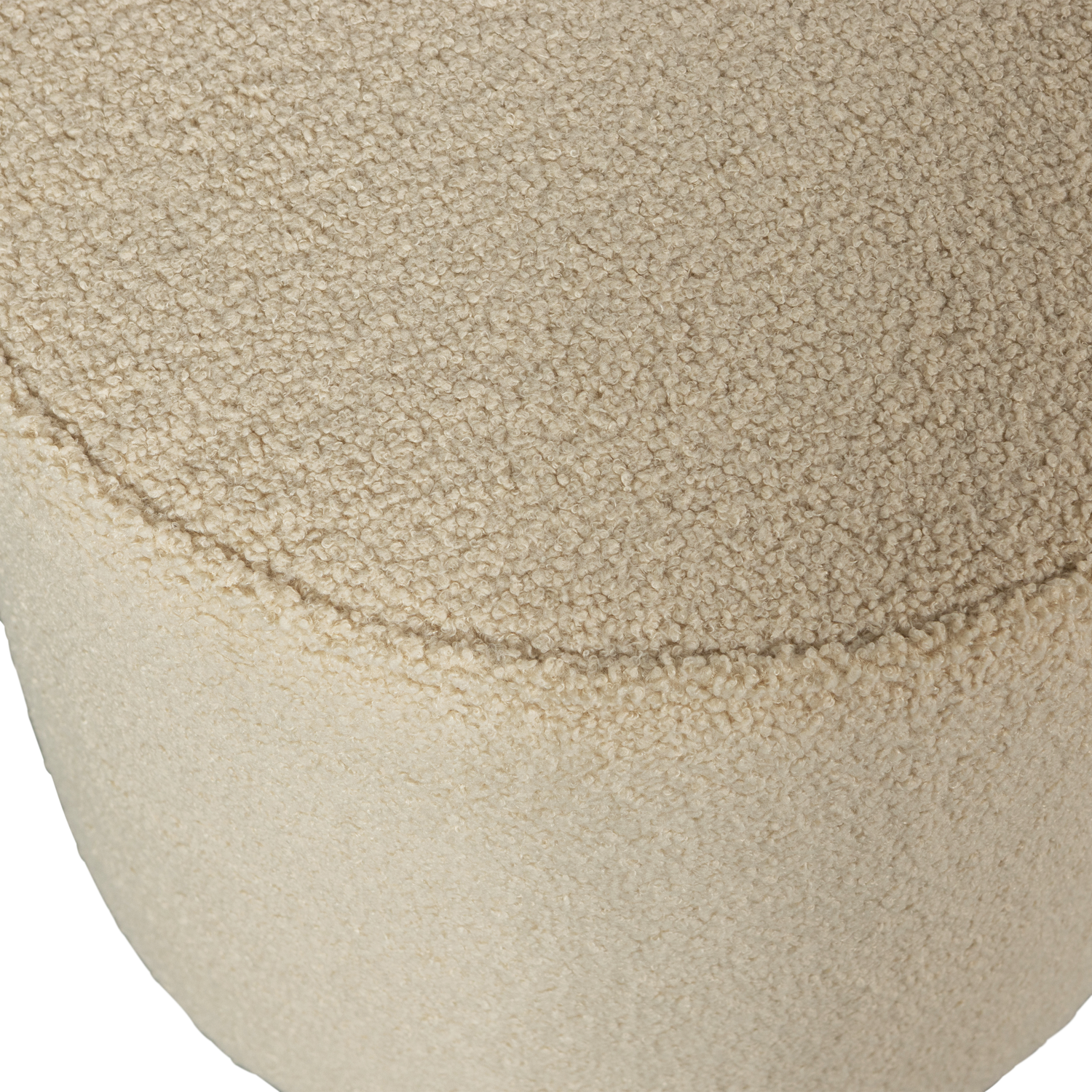350409-TS-01_VS_FA_Sara_poef_hoog_teddy_sand_46xO46_detail.png?auto=webp&format=png&width=1500&height=1500