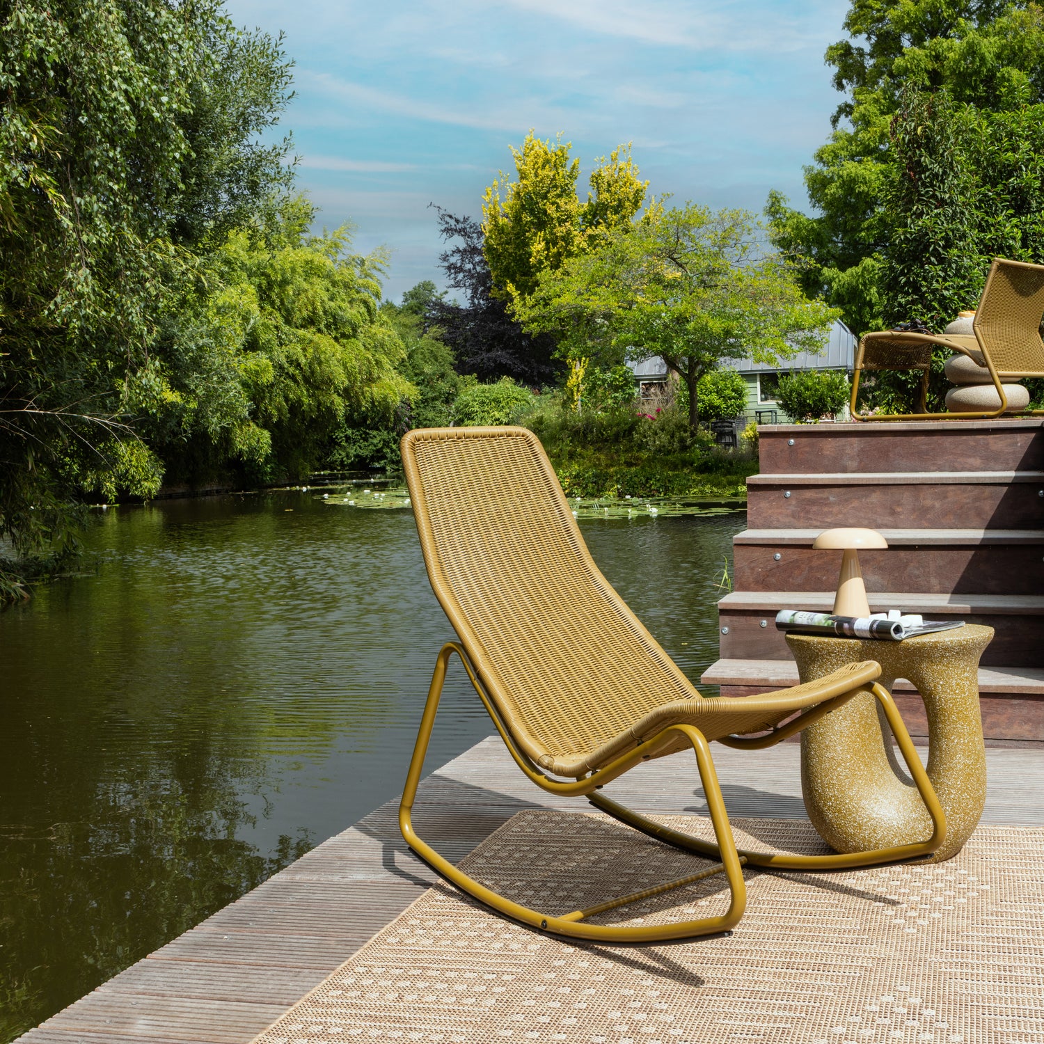 377259-H_01_SF_ES_Tom_tuin_schommelstoel_honinggeel.jpg?auto=webp&format=png&width=1500&height=1500