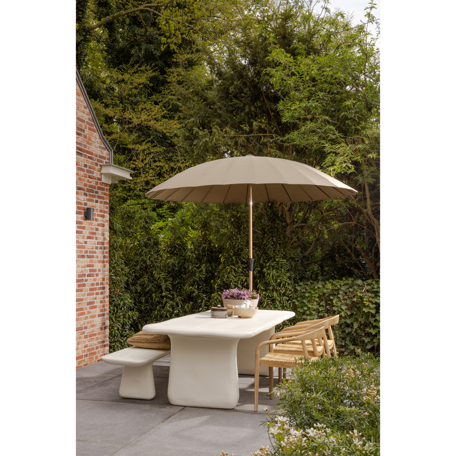 2004132-M-377470-N-200414-M-377442-Z-01_SF_WO_Loggia_eettafel_eetbankje_Boru_tuinstoel_Monica_parasol.png?auto=webp&format=png&width=1500&height=1500