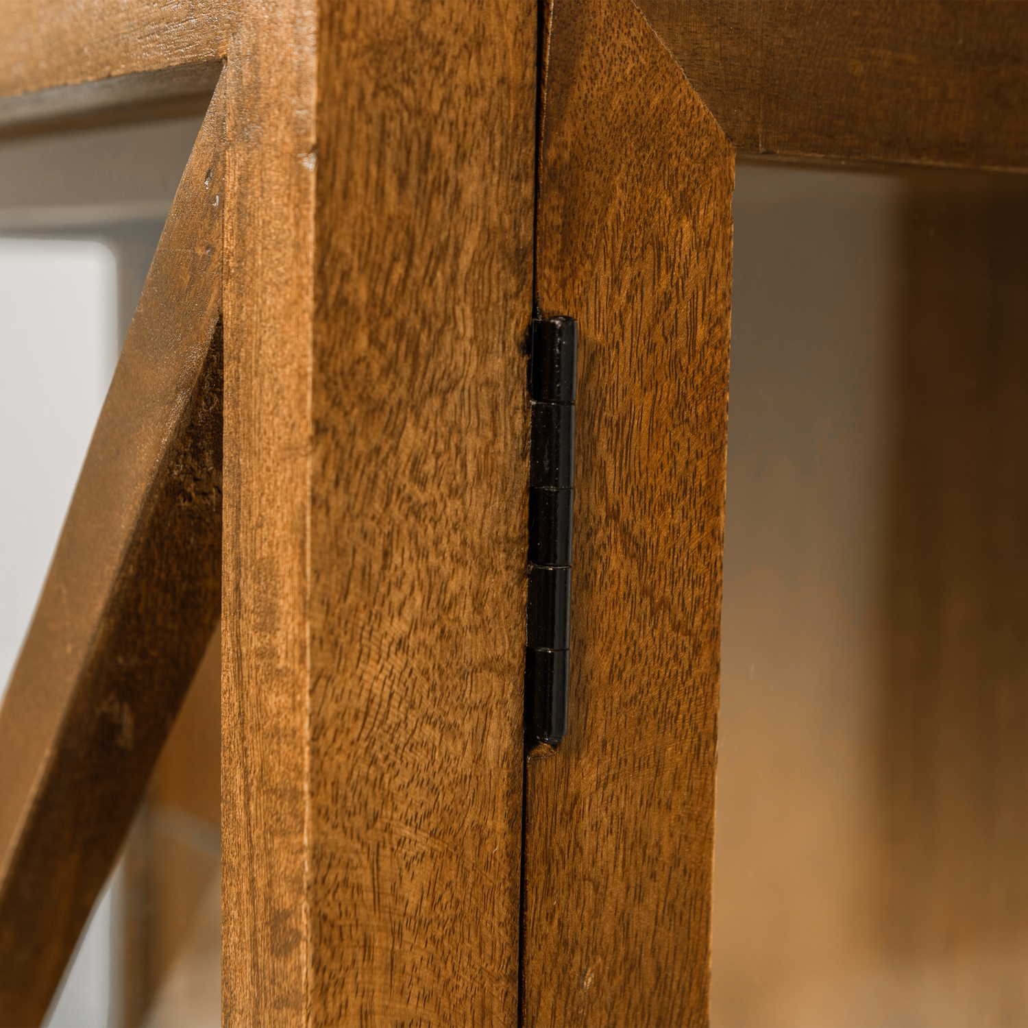 377621-N-03_VS_WP_kella_2-drs_kast_mango_hout_naturel_detail.png?auto=webp&format=png&width=1500&height=1500