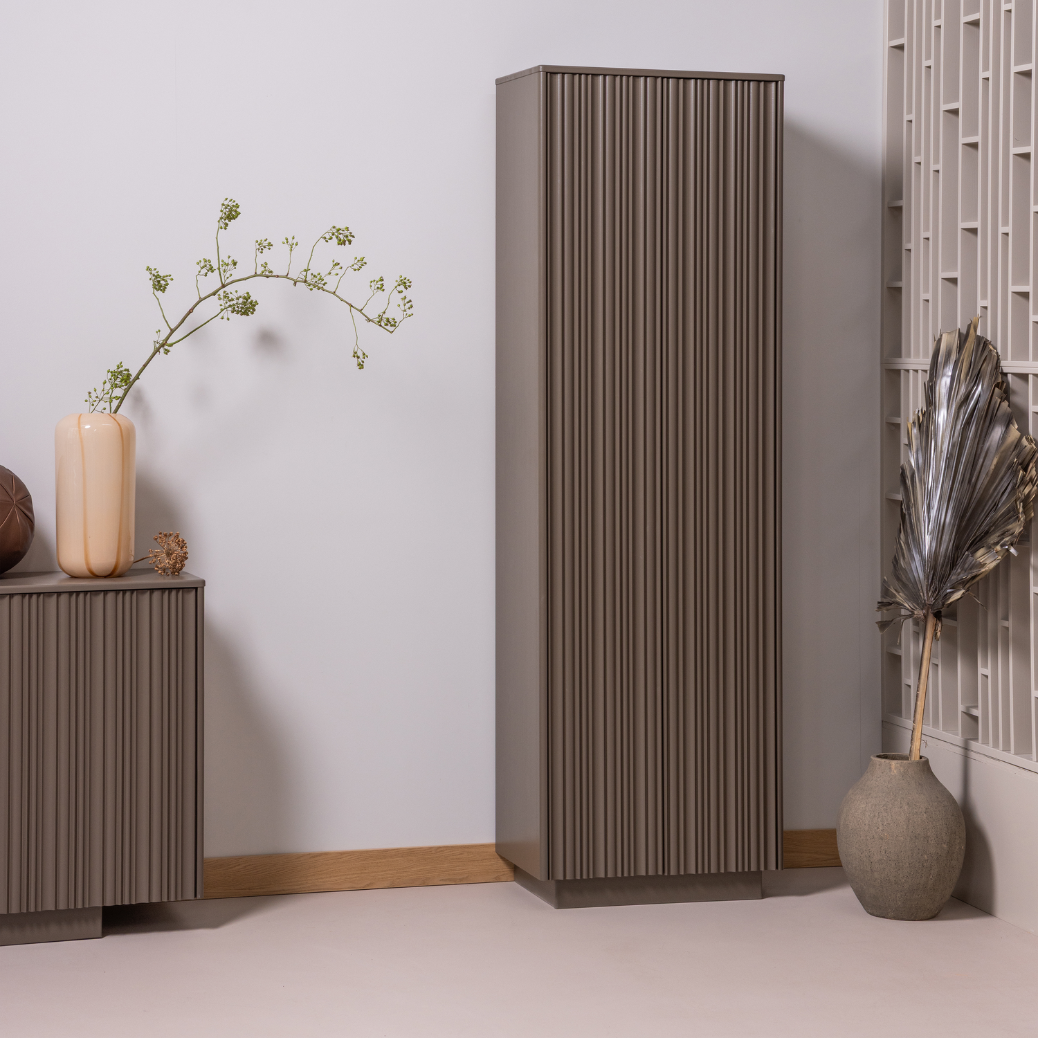 377730-TB-01_SF_WP_Nova_hoge_opbergkast_grenen_truffel_bruin_vierkant.png?auto=webp&format=png&width=1500&height=1500