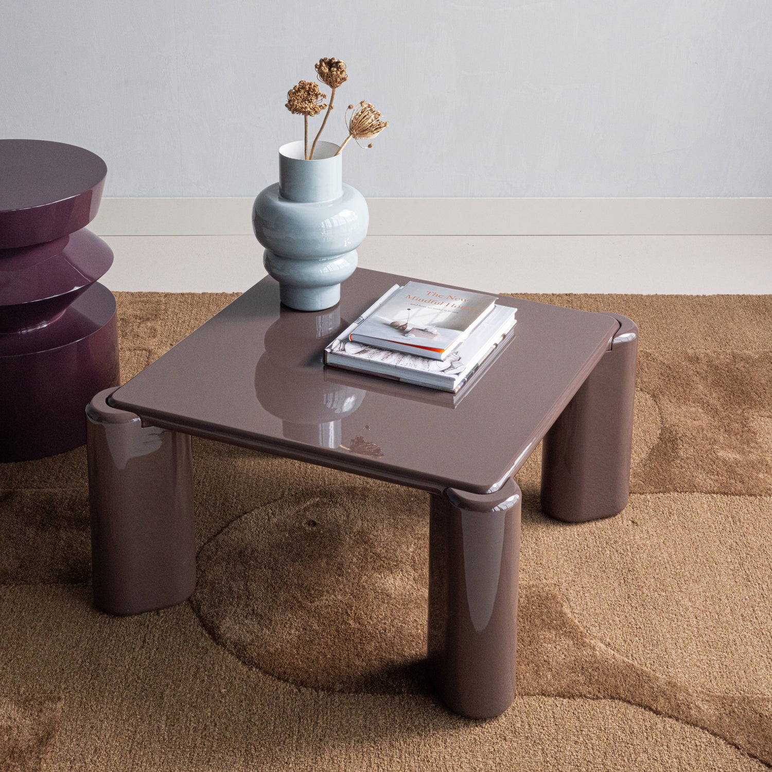 377821-D__377803-L_01_SF_Tiven_salontafel_hoogglans_donkerbruin_Auri_vaas_vierkant.jpg?auto=webp&format=png&width=1500&height=1500