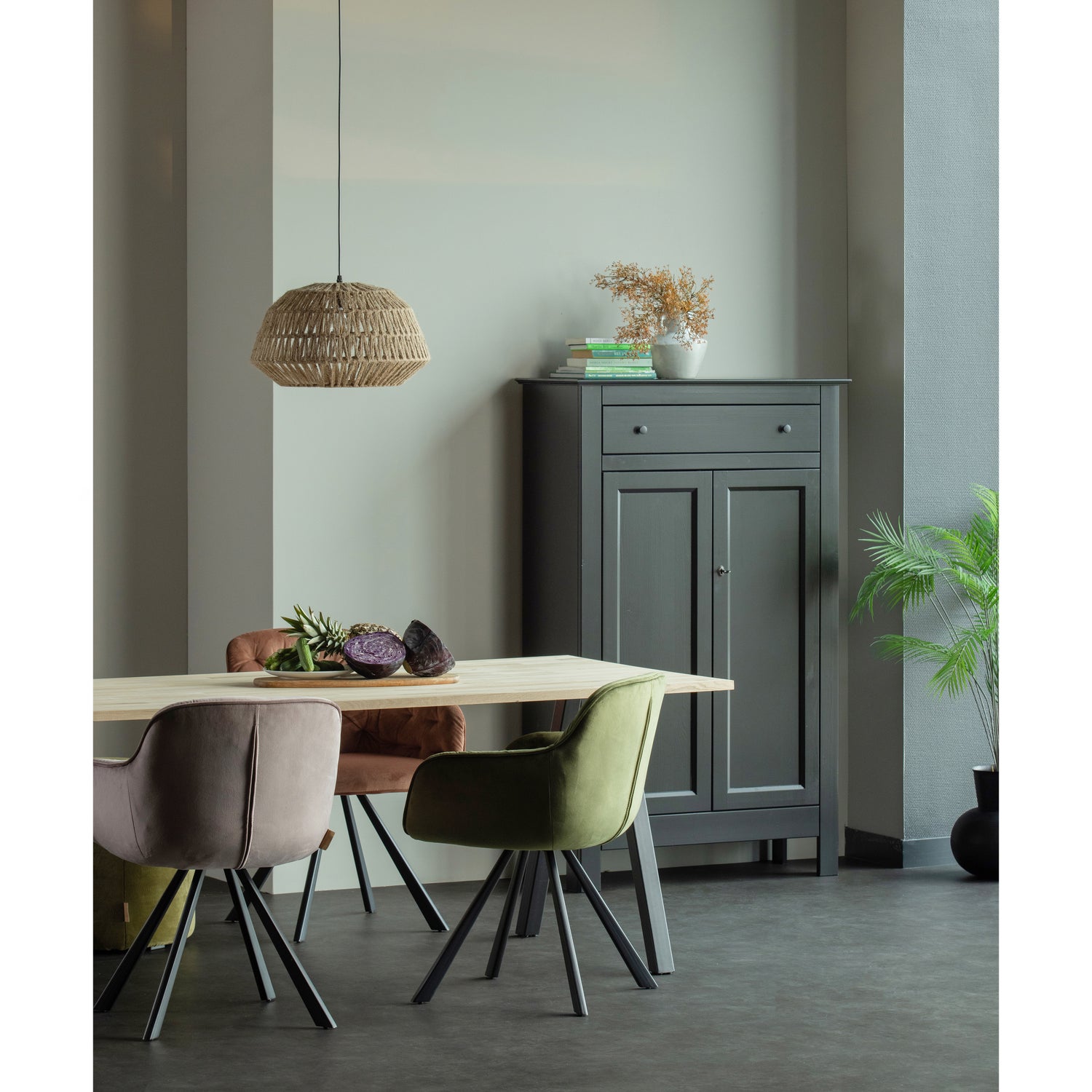 376010-376016-373621-P-373621-G-378561-Z-377102-N-02_SF_FA_Tablo_2_standen_Tafelblad_eiken_Elaine_stoel_Eva_Kace.jpg?auto=webp&format=png&width=1500&height=1500