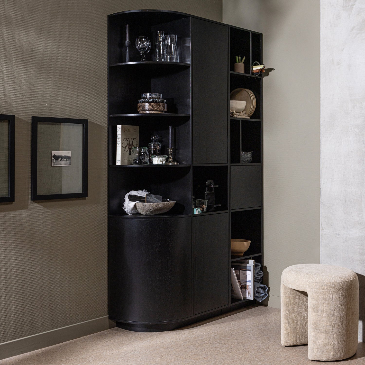 373457-Z-373512-Z-374079-N-01_SF_WE_Finca_opbergkast_open_vakkenkast_Charlie_kruk_vierkant.jpg?auto=webp&format=png&width=1500&height=1500