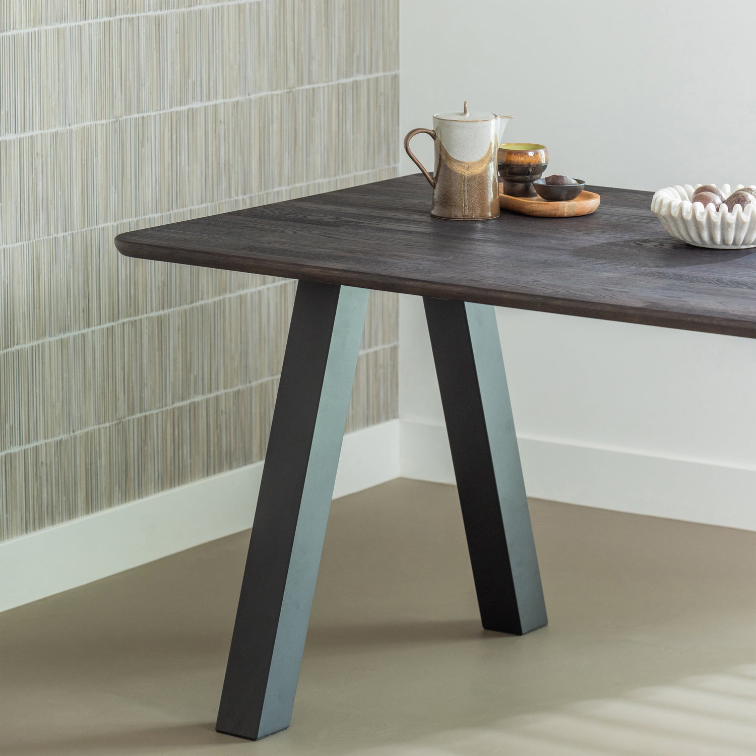 TB-AR-VL24-1190x0790-376012-02_SF_FA_Tafelblad_afgerond_vingerlas_120x80cm_mystic_brown_Utrecht_poot_VIERKANT.jpg?auto=webp&format=png&width=1500&height=1500