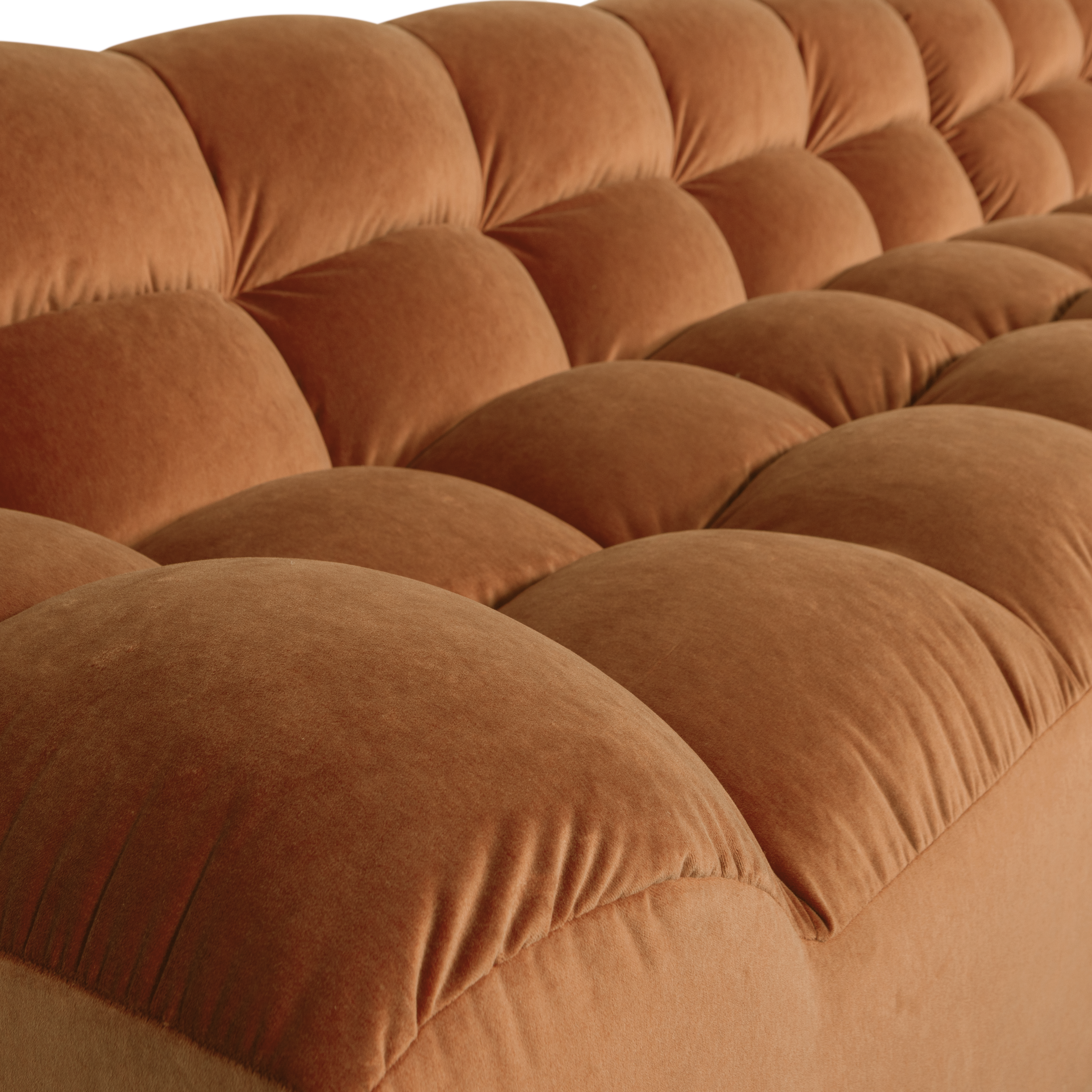 200421-FT-02_VS_BL_Allure_chaise_longue_rechts_gewassen_fluweel_terra_detail.png?auto=webp&format=png&width=1500&height=1500
