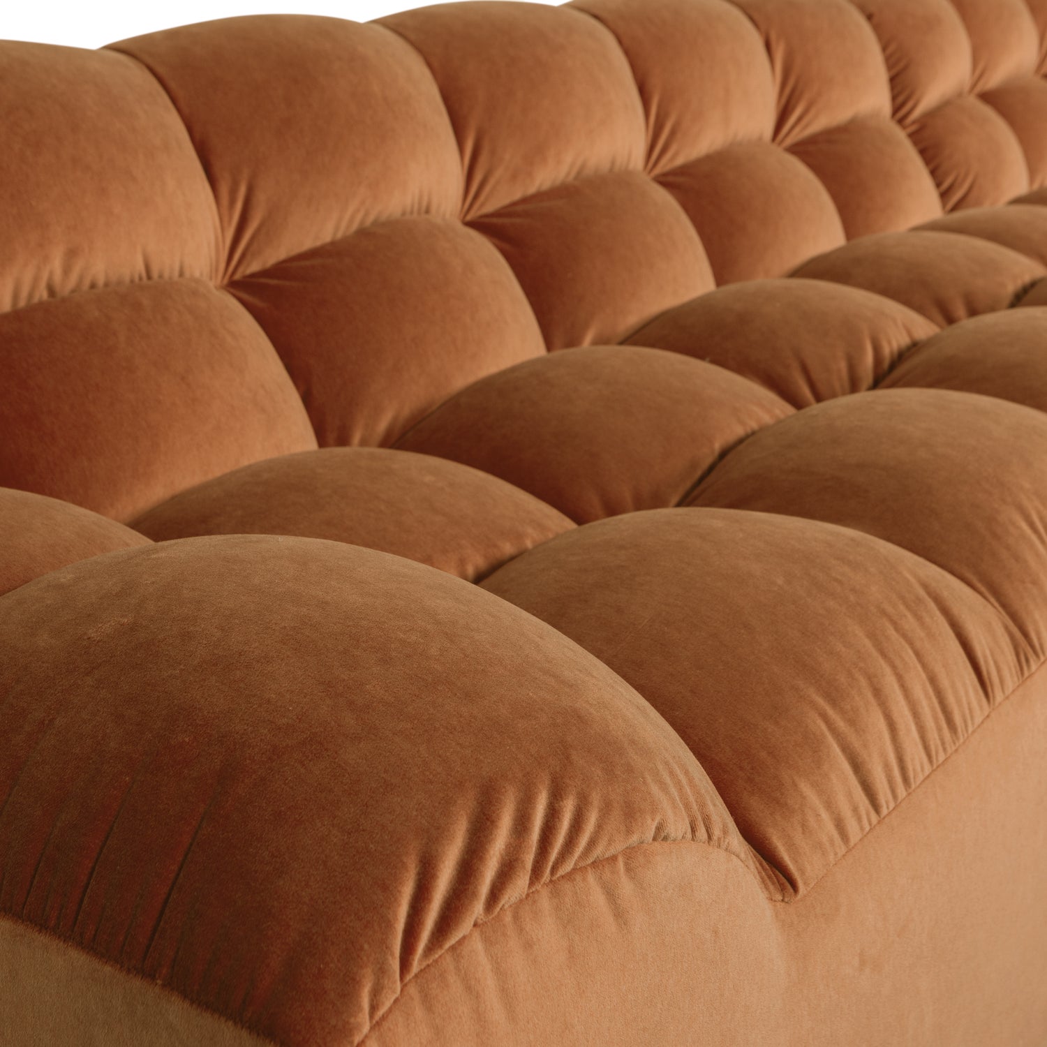 200421-FT-02_VS_BL_Allure_chaise_longue_rechts_gewassen_fluweel_terra_detail.png?auto=webp&format=png&width=1500&height=1500