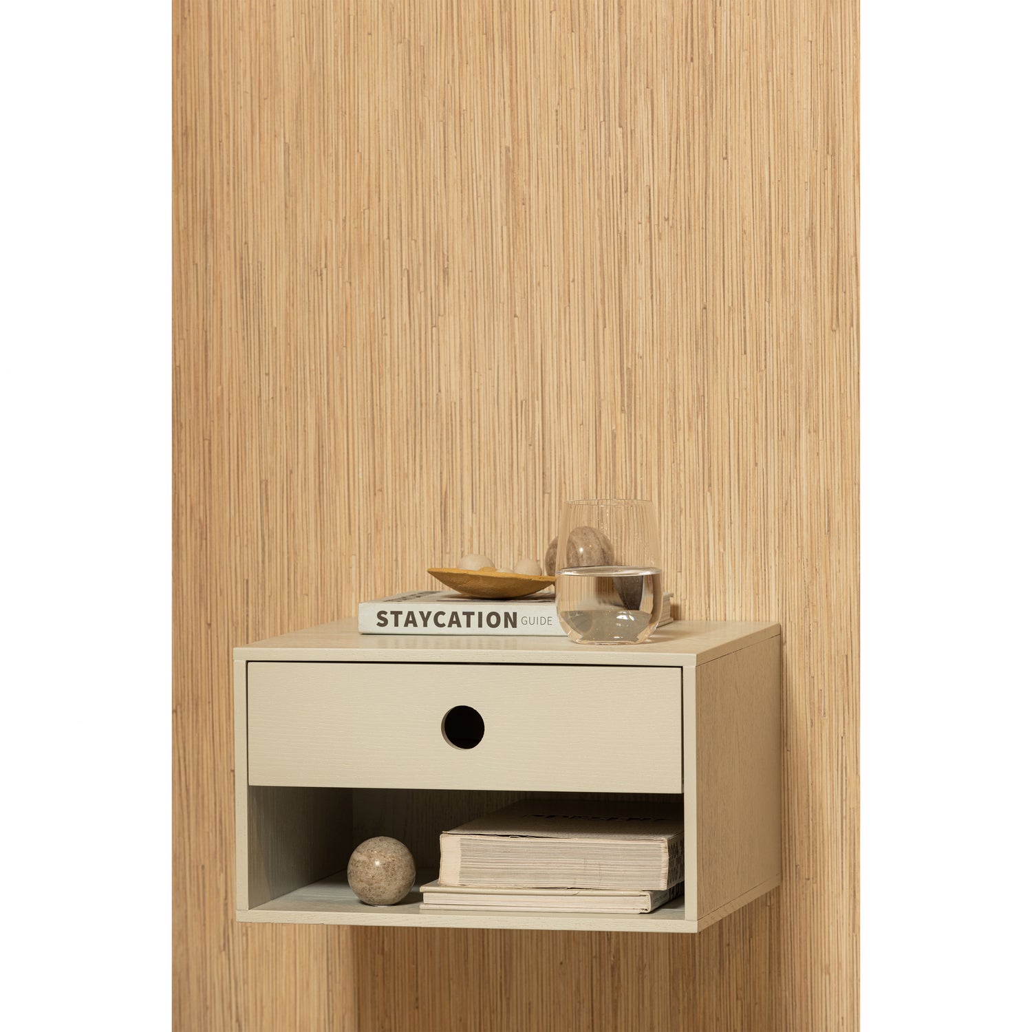 373538-M-01_SF_FA_Nancy_hangend_nachtkastje_mist.jpg?auto=webp&format=png&width=1500&height=1500