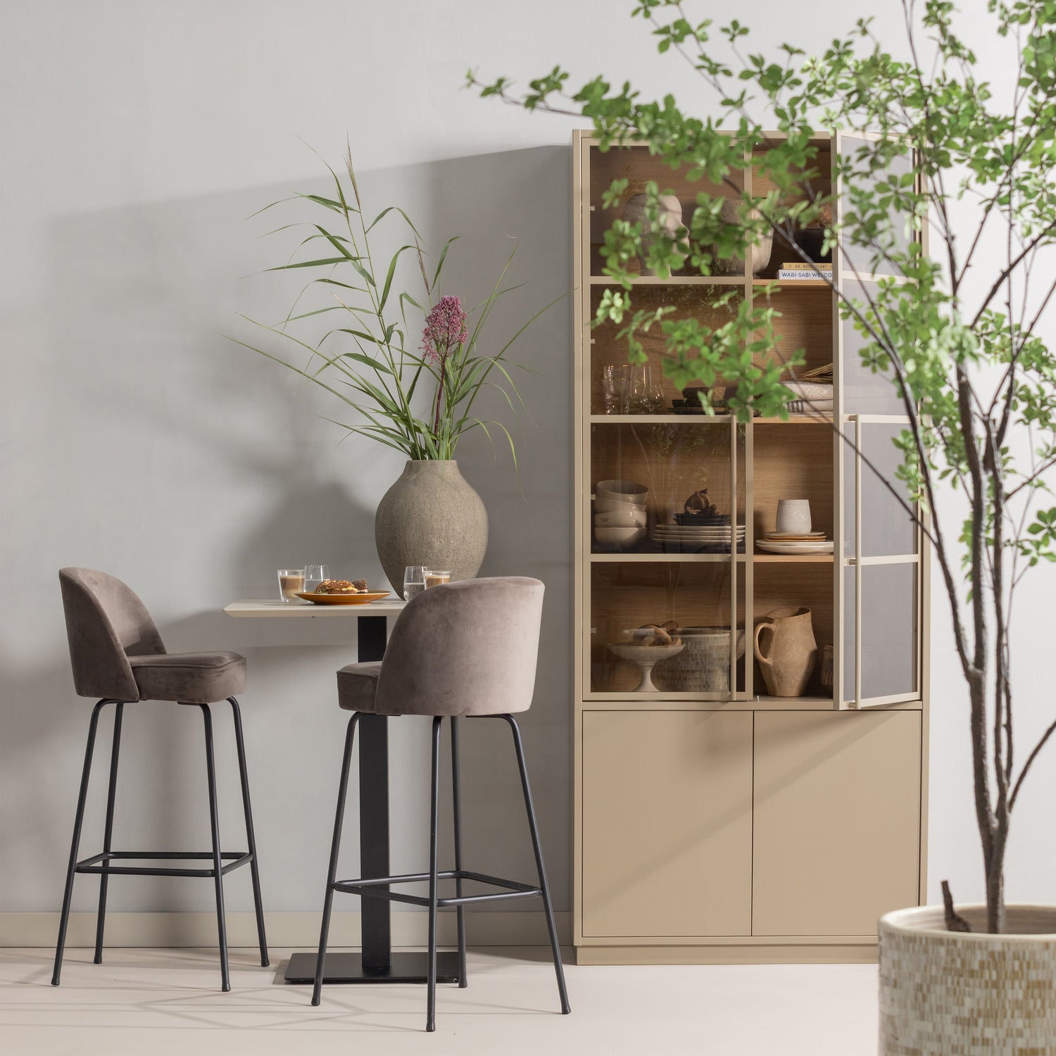 377567-M-800293-NO-01_SF_WP_Casa_buffetkast_Vogue_barstoel_vierkant.png?auto=webp&format=png&width=1500&height=1500