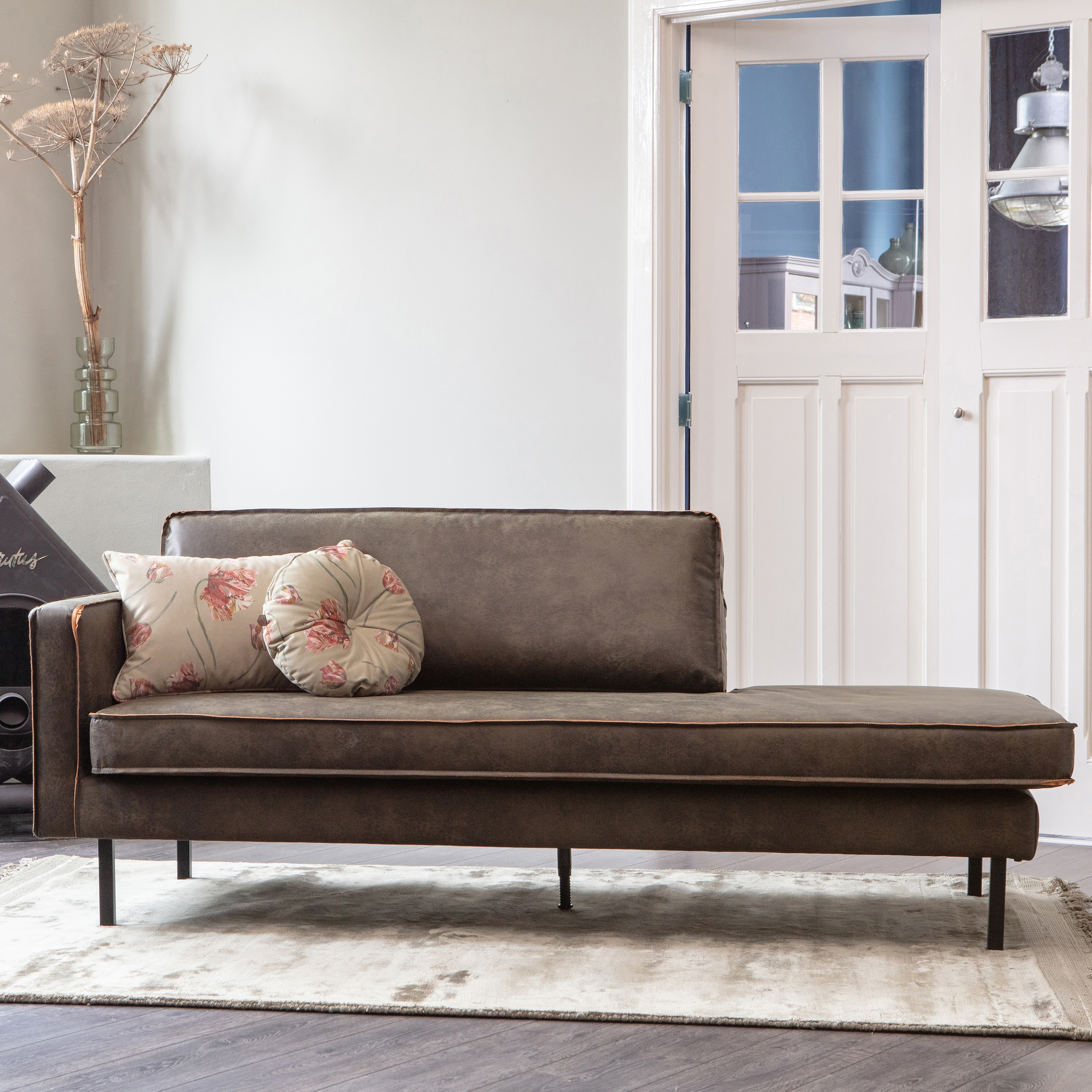 800743-A-800192-G-800922-G-800923-G-01_SF_BP_Rodeo_daybed_left_army_Ravel_vloerkleed_warm_groen_Voue_kussen_fluweel_rococo_agave_VIERKANT.jpg?auto=webp&format=png&width=1500&height=1500