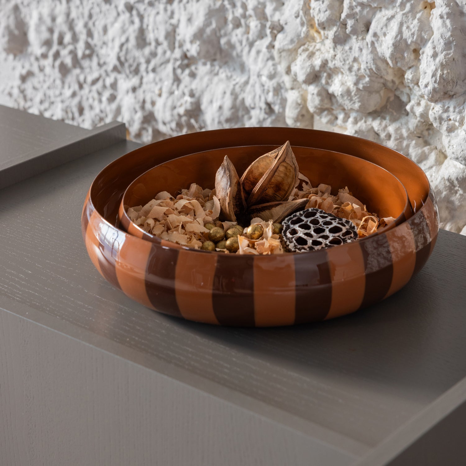 377875-B_02_SF_Elda_plateau_schaal_metaal_hoogglans_strepen_bruin_geel_vierkant.jpg?auto=webp&format=png&width=1500&height=1500