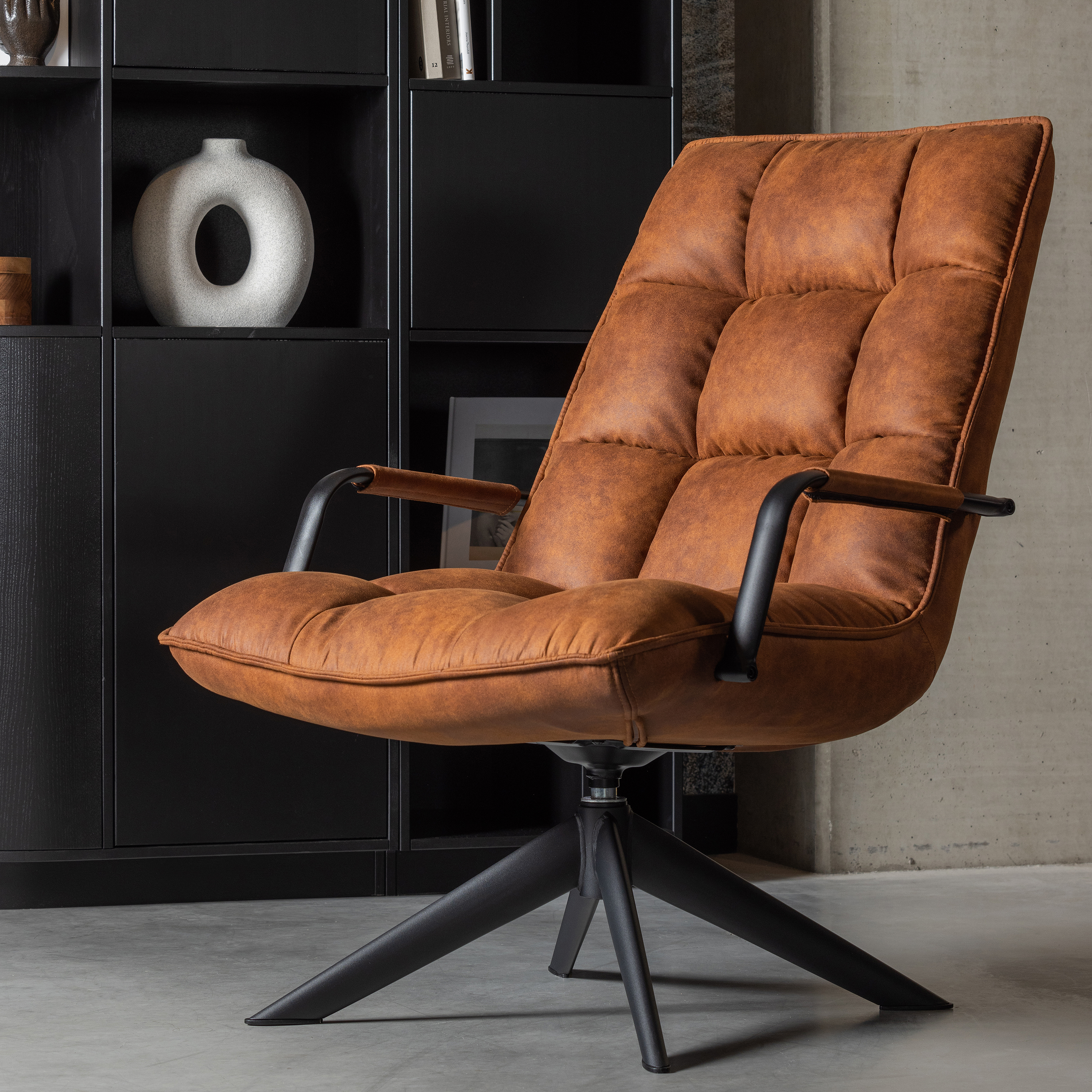 373361-C__373361-CO-01_SF_FA_Jouke_draaifauteuil_met_armleuning_cognac_VIERKANT.png?auto=webp&format=png&width=1500&height=1500