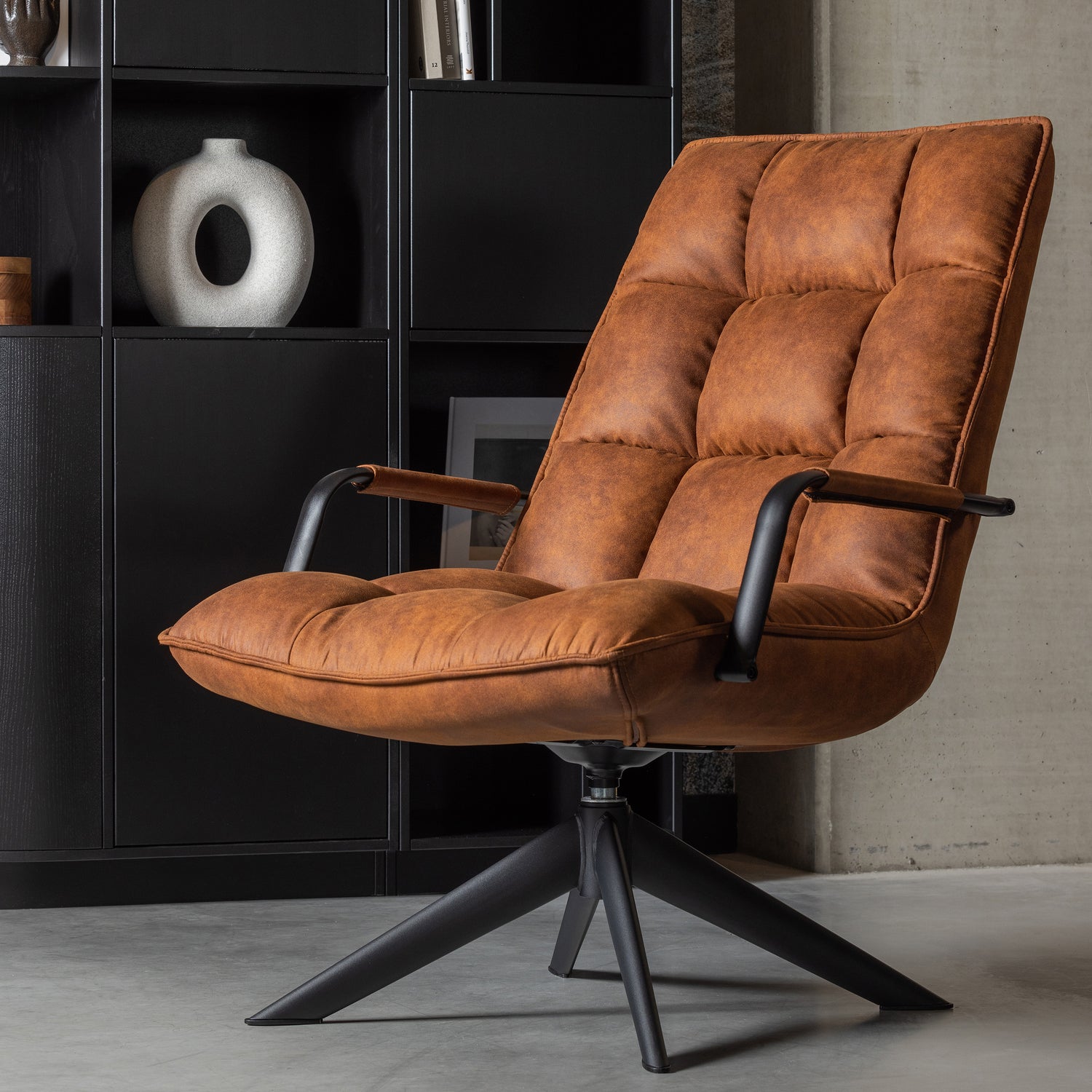 373361-C__373361-CO-01_SF_FA_Jouke_draaifauteuil_met_armleuning_cognac_VIERKANT.png?auto=webp&format=png&width=1500&height=1500