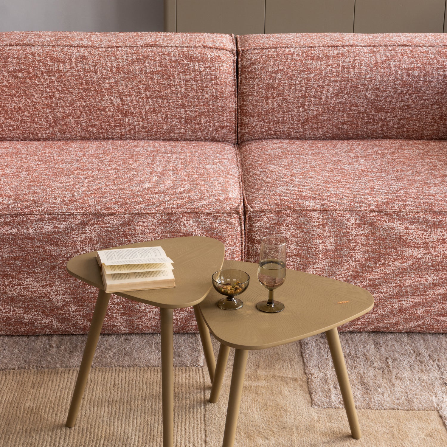 373721-TM-377694-MD-373760-S-377623-Z-01_SF_ES_Noven_vloerkleed_Nila_bijzettafles_Gunnar_dressoir_Bean_3_5_zits_bank_vierkant.png?auto=webp&format=png&width=1500&height=1500