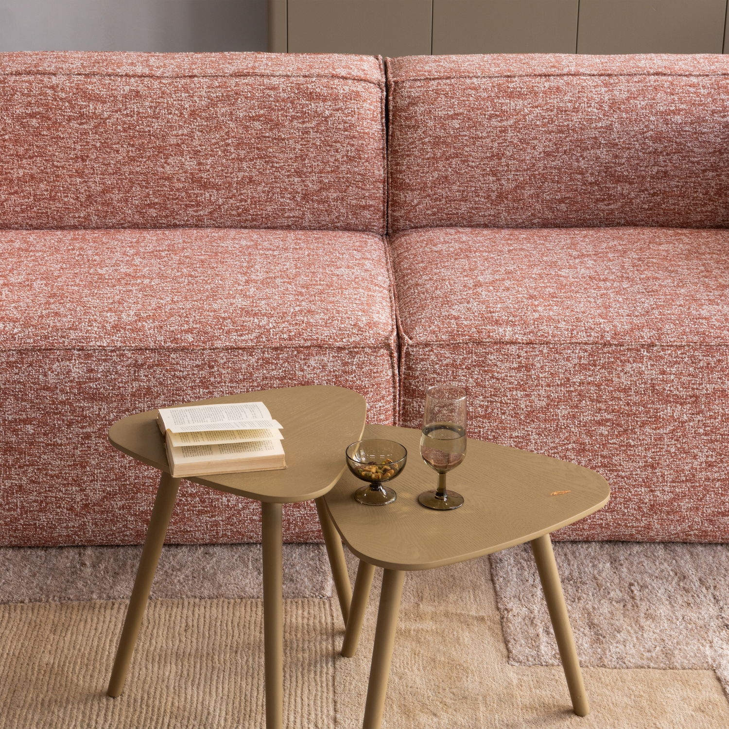 373721-TM-377694-MD-373760-S-377623-Z-01_SF_ES_Noven_vloerkleed_Nila_bijzettafles_Gunnar_dressoir_Bean_3_5_zits_bank_vierkant.png?auto=webp&format=png&width=1500&height=1500