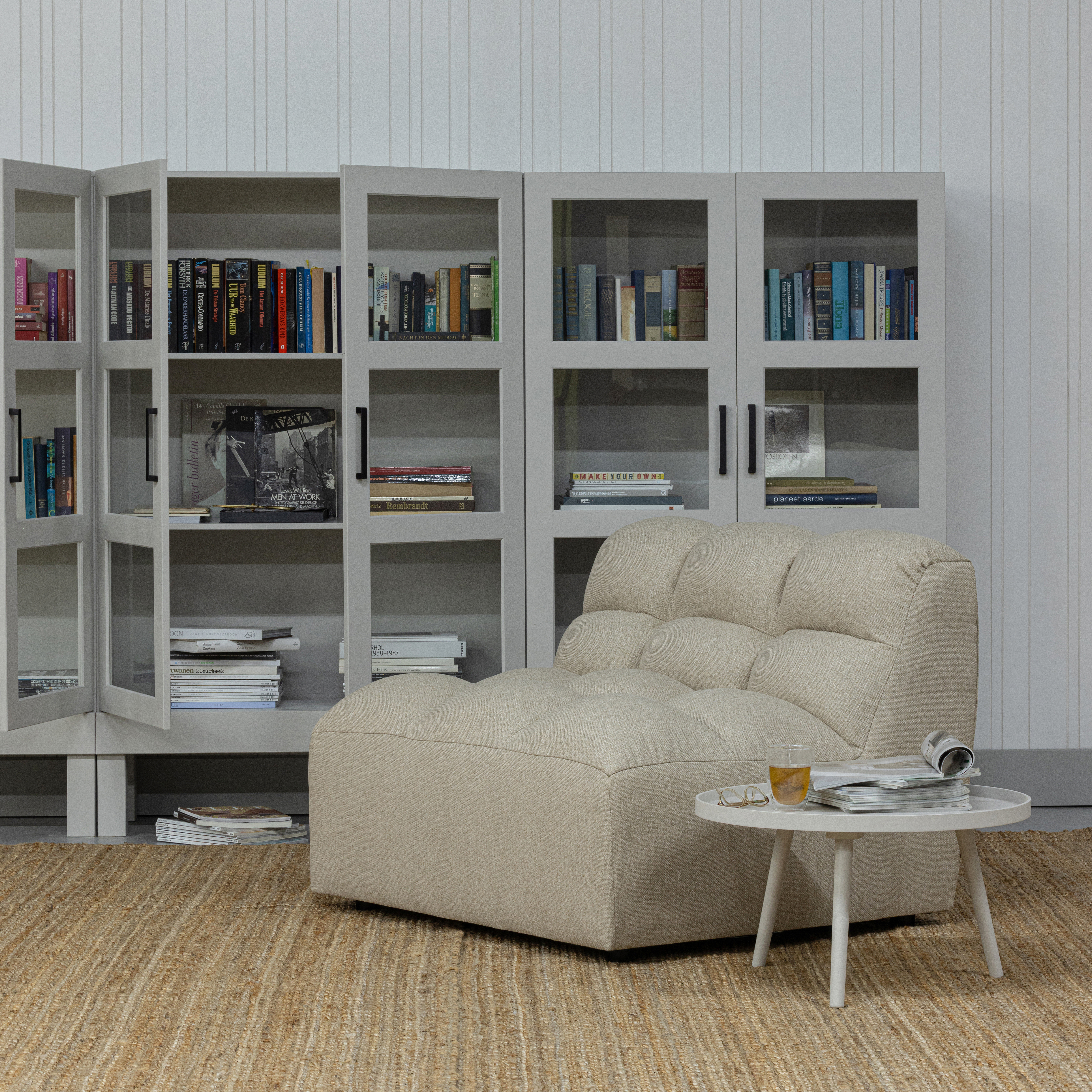 377074-Z-200181-M-02_SF_BL_Pepper_fauteuil_zand_Bonk_vitrinekast_Sasha_bijzet.jpg?auto=webp&format=png&width=1500&height=1500