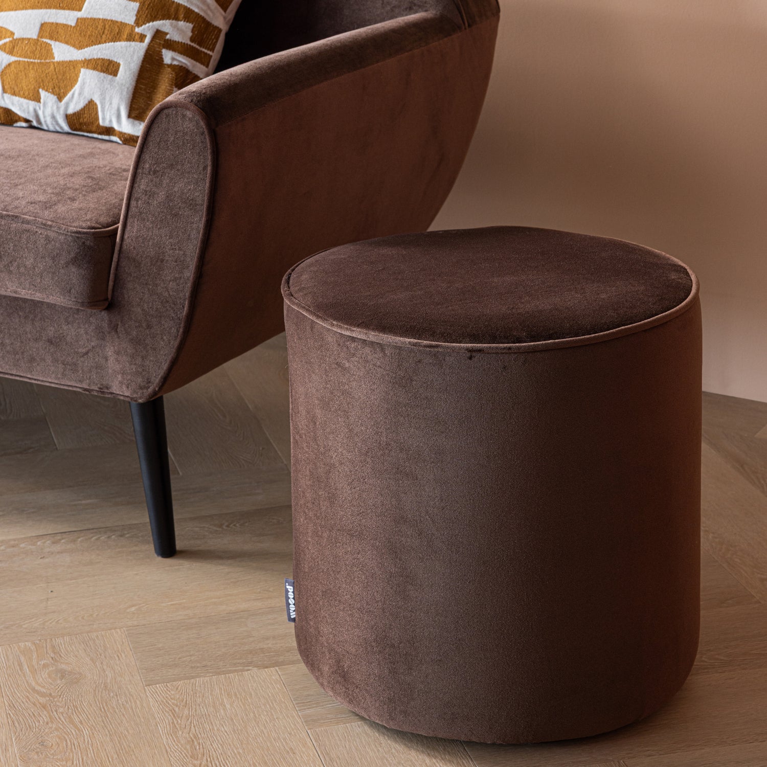 350409-DB_01_SF_Sara_poef_hoog_velvet_donkerbruin_vierkant.jpg?auto=webp&format=png&width=1500&height=1500